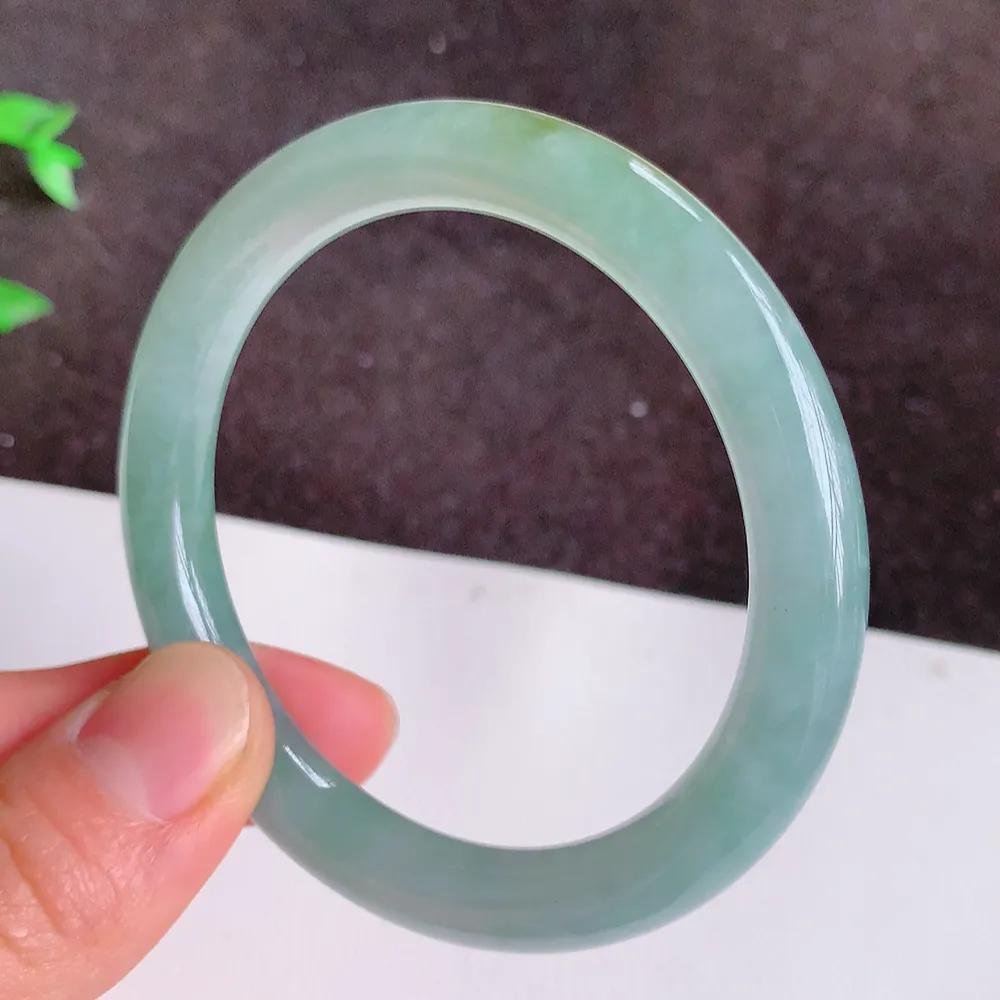 缅甸翡翠圆条手镯53mm  冰润飘花圆条翡翠手镯，玉质细腻水润，色泽清秀亮丽，飘花灵动  上手高贵典