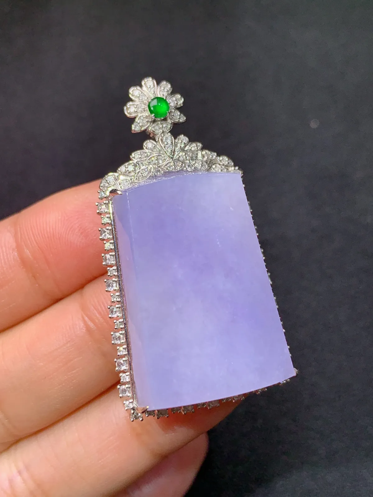 紫罗兰无事牌吊坠，18k金钻镶嵌，水润鲜艳，玉质细腻，Kf整体尺寸45*24.1*10.8