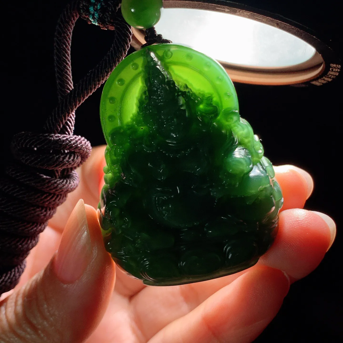 和田玉阳绿俄罗斯碧玉黄财神挂件。尺寸48/40/15重50克。玉质细腻油润。手推出油。佩戴高端典雅。lt260227