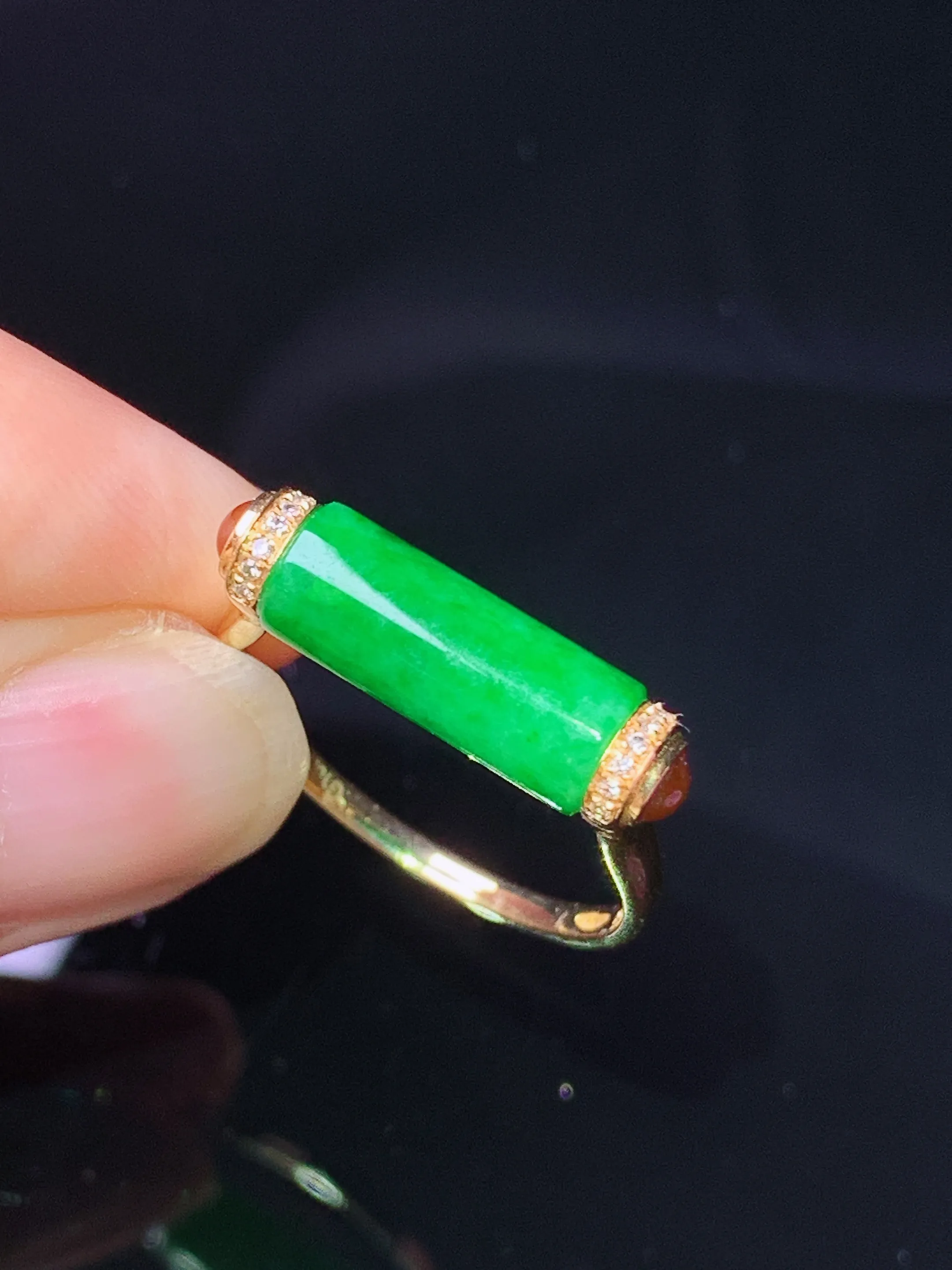 18k金钻镶嵌翠绿玉柱戒指 玉质细腻 水润亮眼 圈口14.5 整体尺寸12.5*5