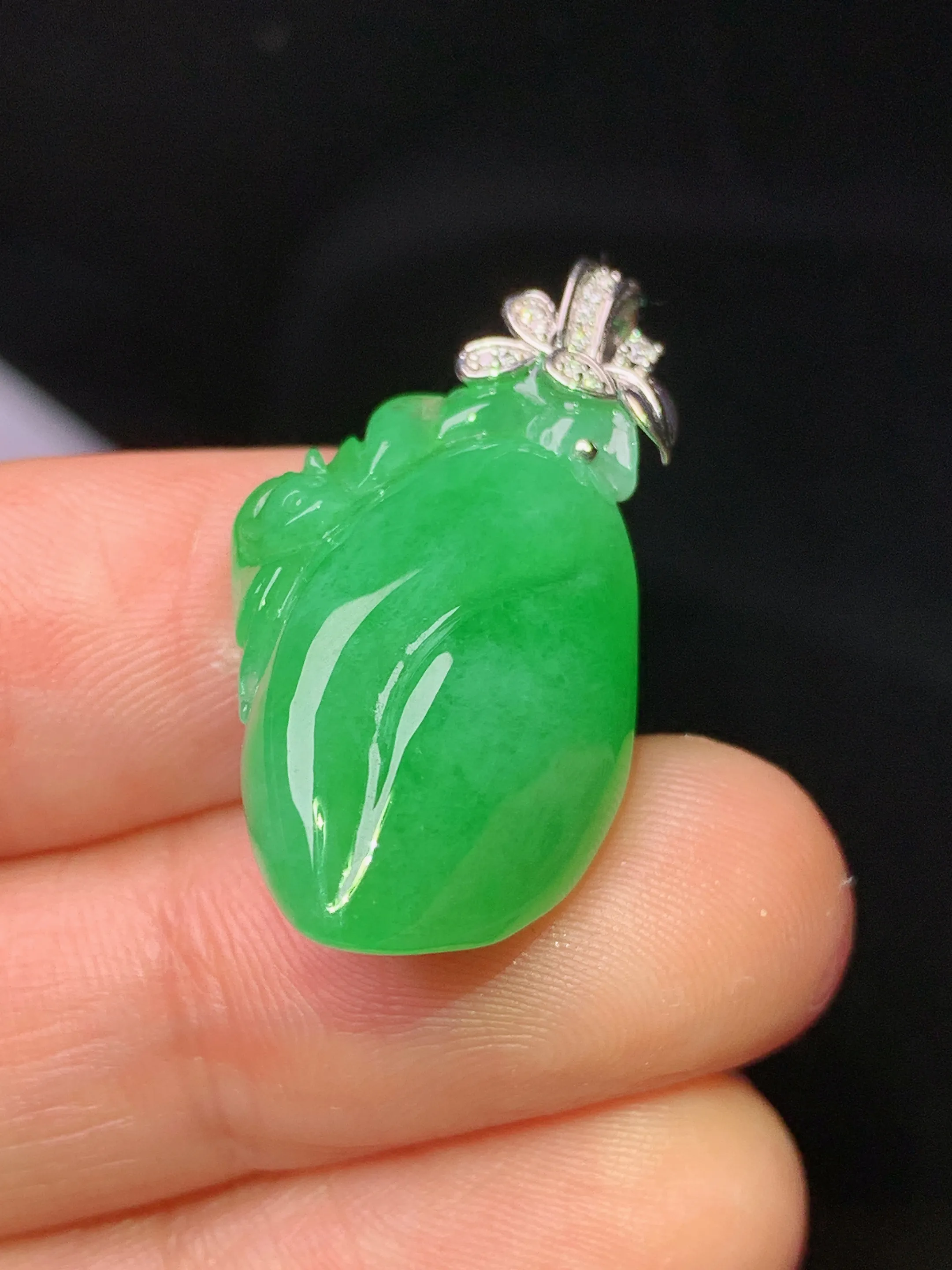 18k金钻镶嵌翠绿寿桃吊坠 玉质细腻 水润亮眼 整体尺寸29.5*15.5*10.6