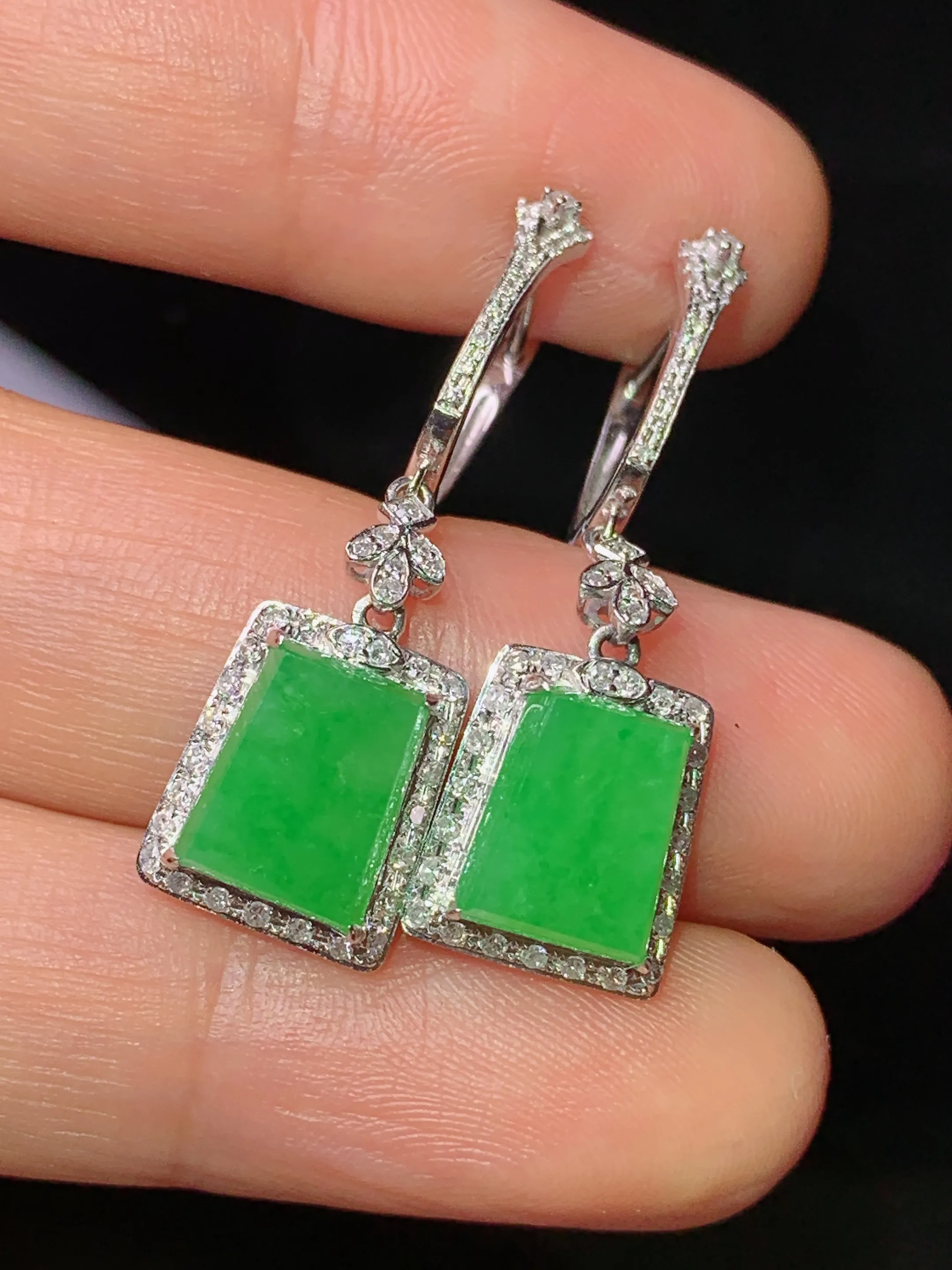 18k金钻镶嵌满绿无事牌耳坠玉质细腻 水润亮眼 整体尺寸32.5*10*5.2