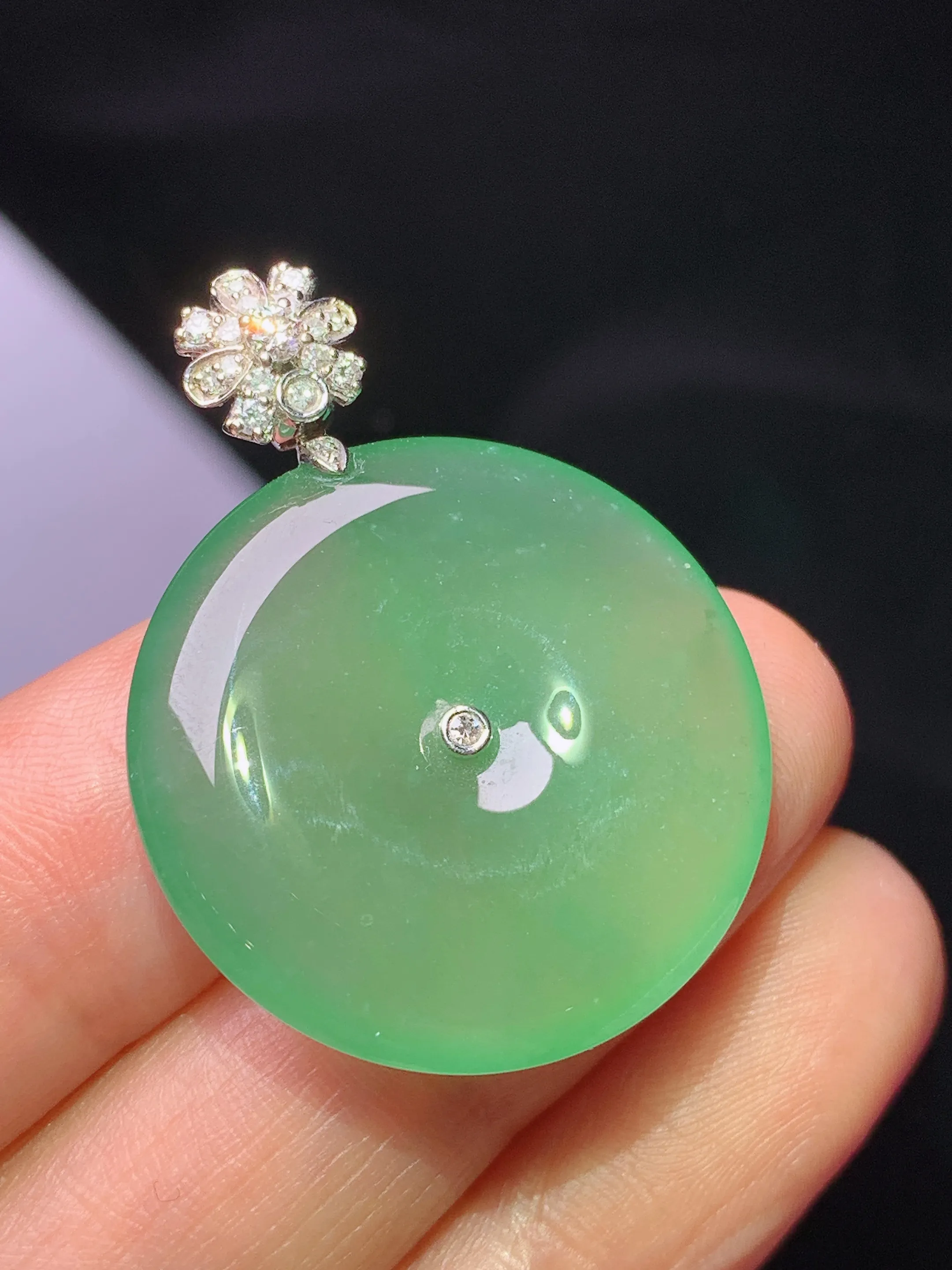 18k金钻镶嵌翠绿平安扣吊坠 玉质细腻 水润亮眼 整体尺寸33.6*25.8*5.5