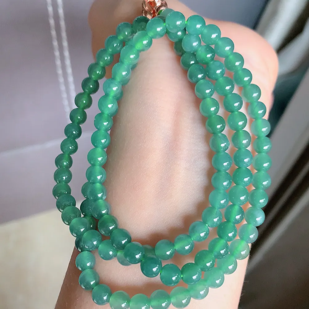 冰润翡翠圆珠项链，水水润润，珠圆玉润，颜色鲜艳，妙明清净，清秀高雅，佩戴效果优雅迷人！性价比超值 W