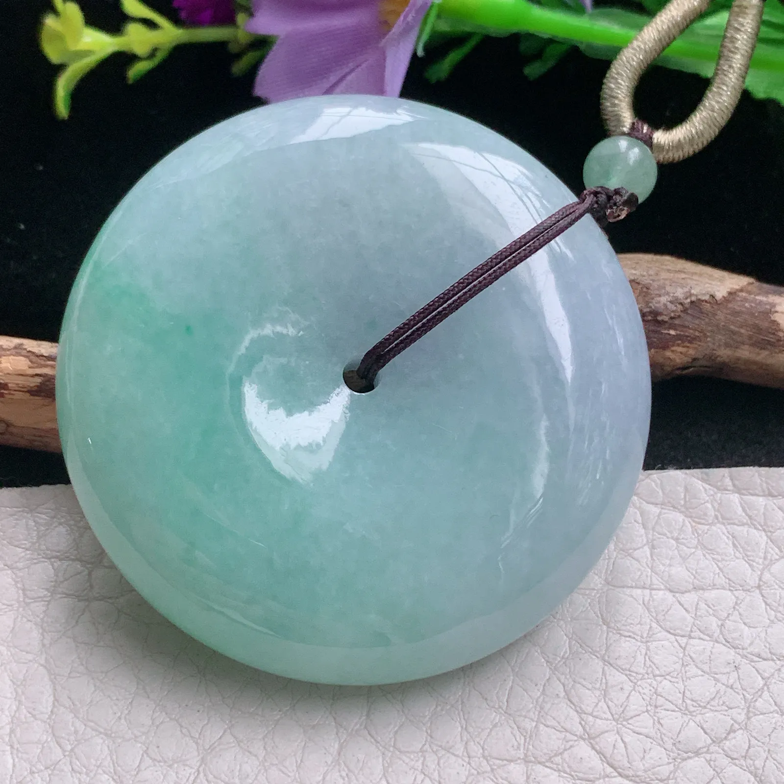 zen自然光49.8*12.3天然缅甸翡翠A货春带彩大平安扣 玉扣玉吊坠