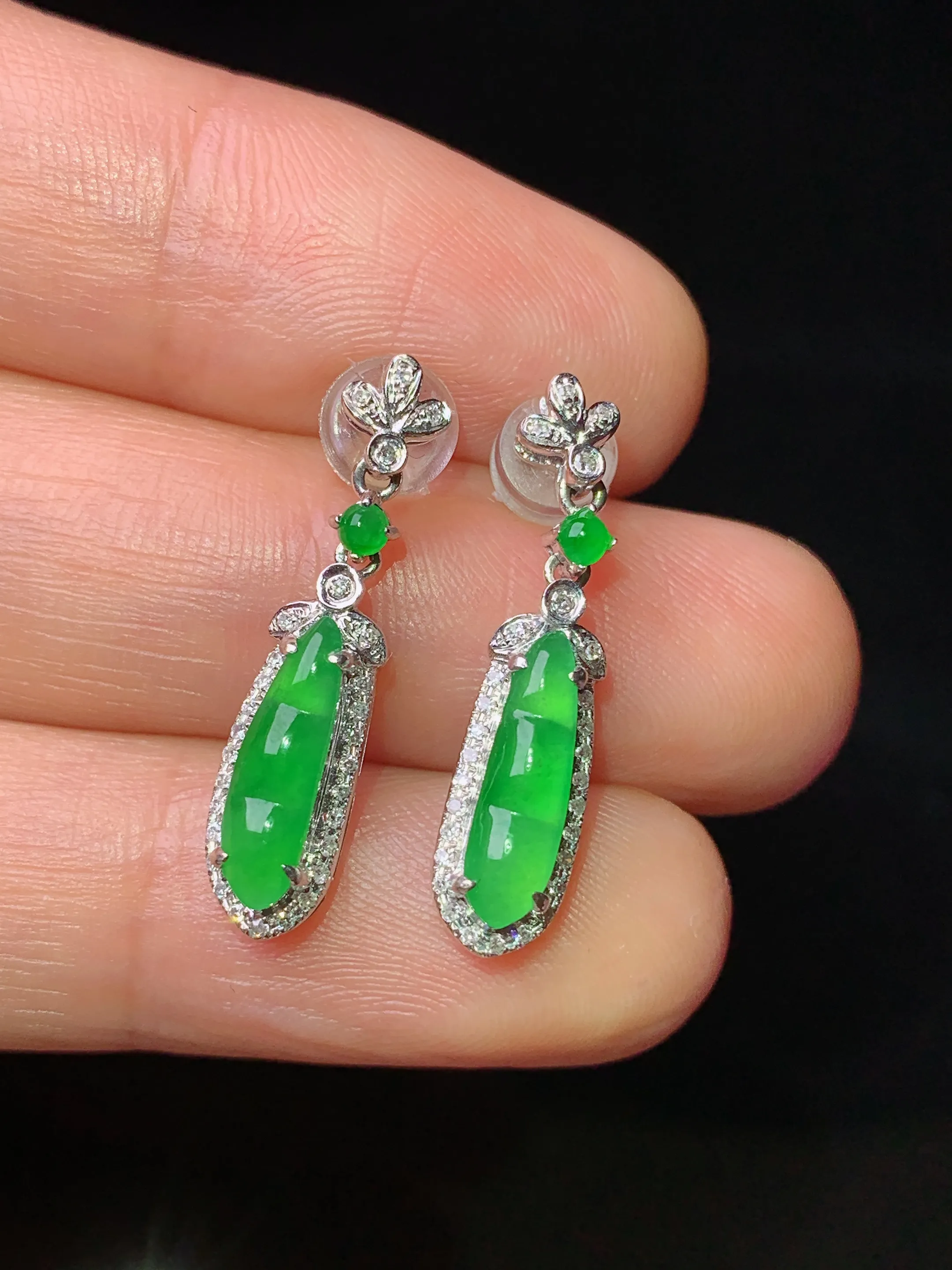 18k金钻镶嵌满绿四季豆耳坠 玉质细腻 水润亮眼 整体尺寸23.5*5.5*4.8