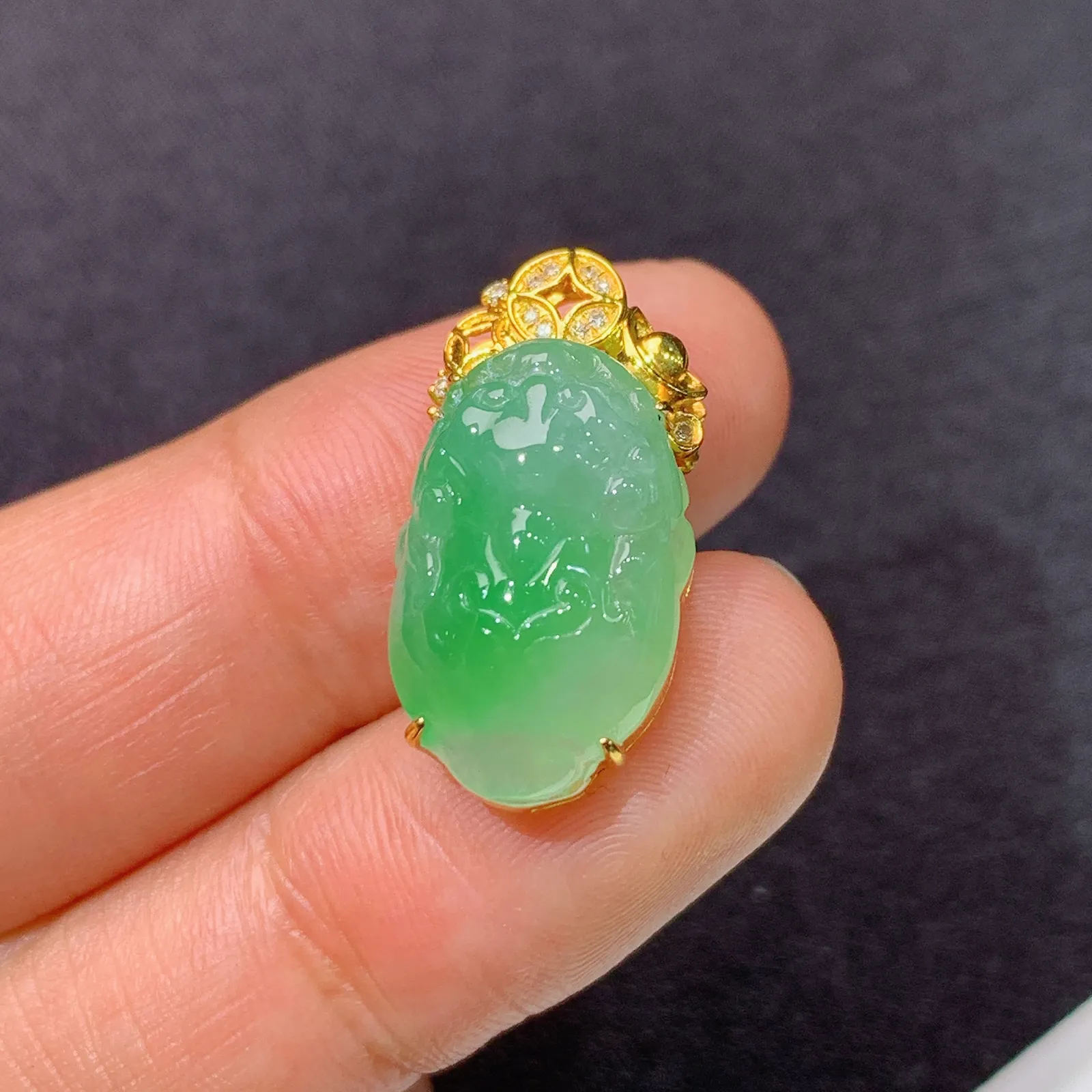 冰飘绿貔貅吊坠，18k金钻镶嵌，冰润色阳，玉质细腻，种水足，Sk整体尺寸21.6*11.3*8.5