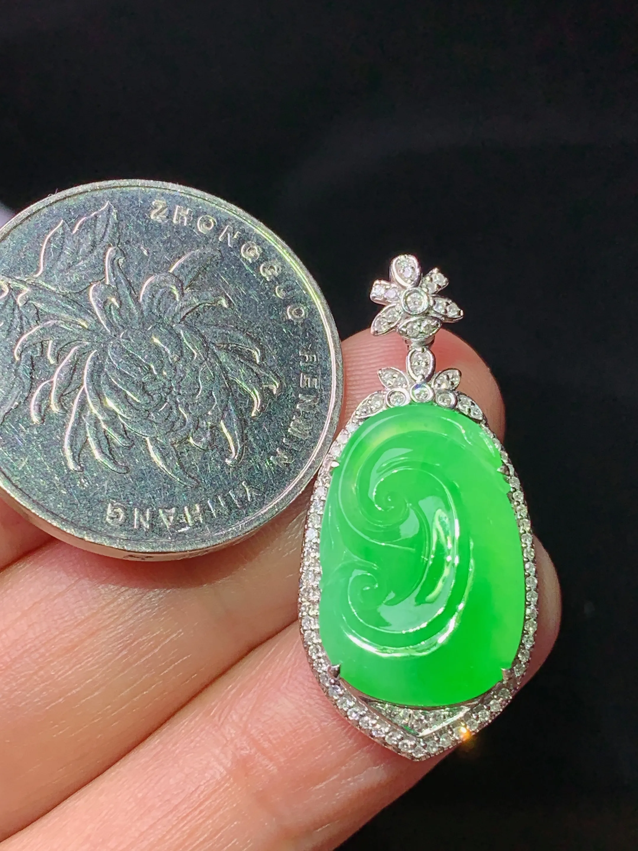 18k金钻镶嵌翠绿如意吊坠 玉质细腻 水润亮眼 整体尺寸31.5*14.6*6.5