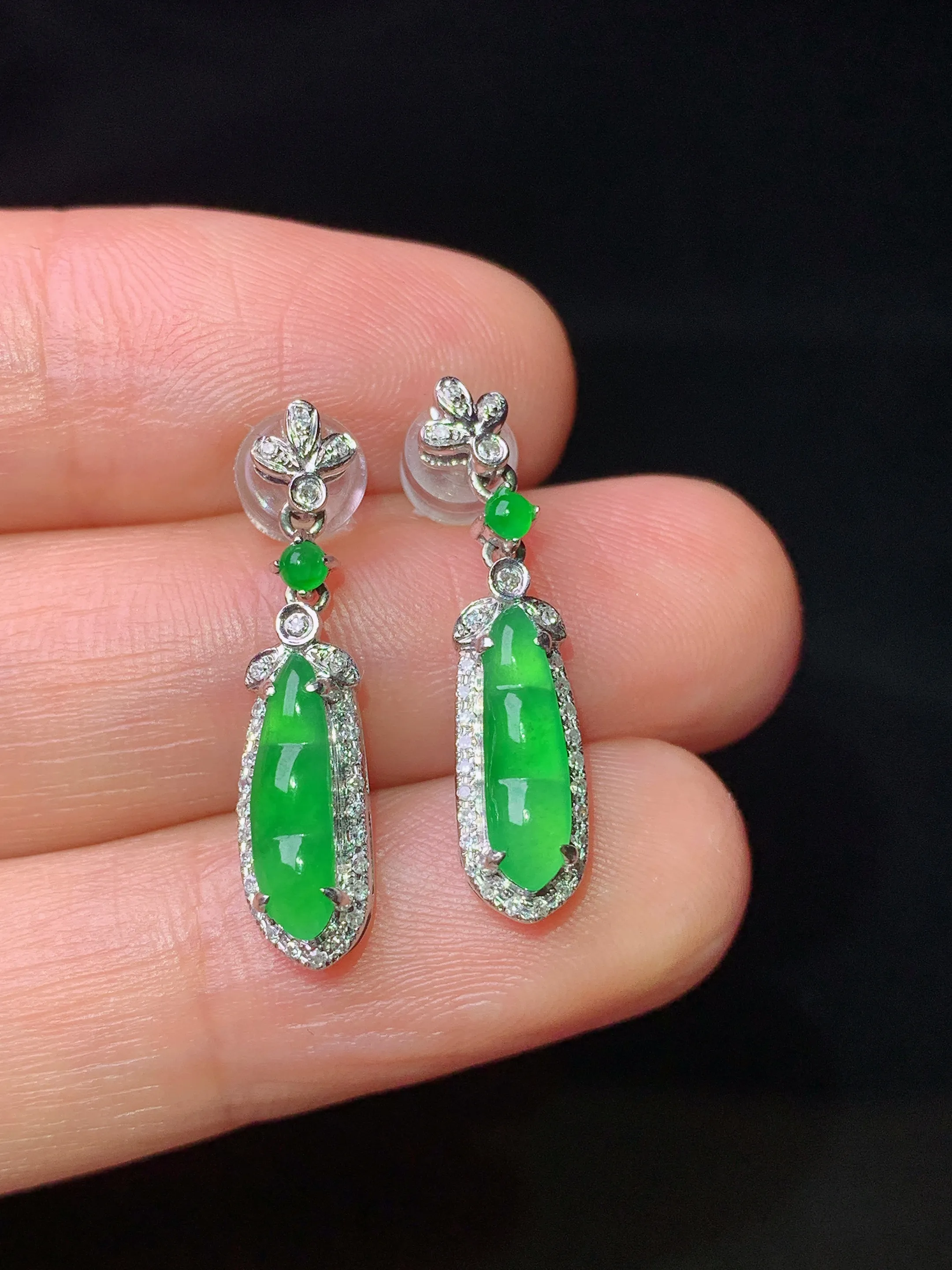 18k金钻镶嵌满绿四季豆耳坠 玉质细腻 水润亮眼 整体尺寸23.5*5.5*4.8