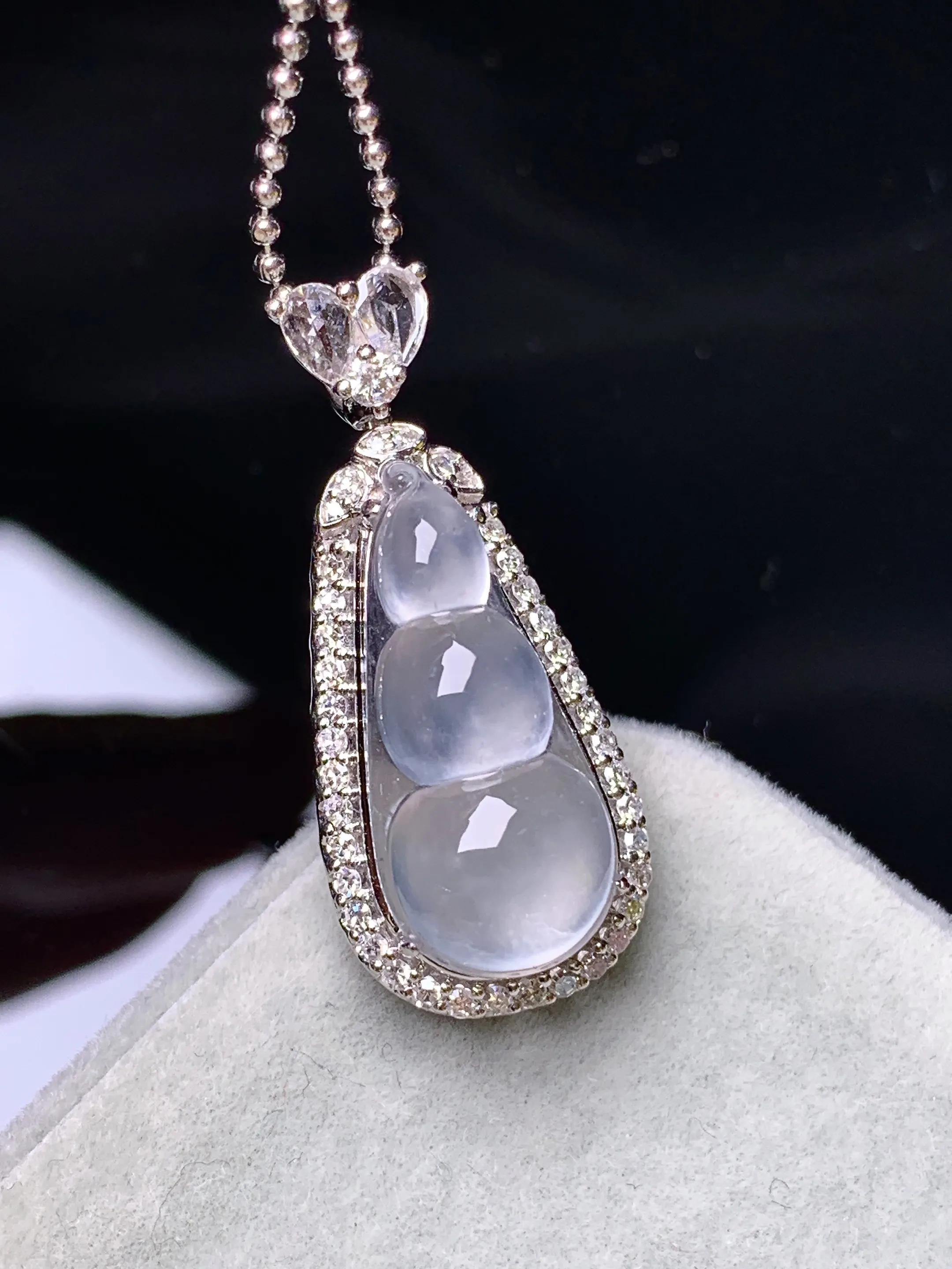 18k金钻镶嵌冰种四季豆吊坠 玉质细腻 水润亮眼 整体尺寸27.8*12*9.6