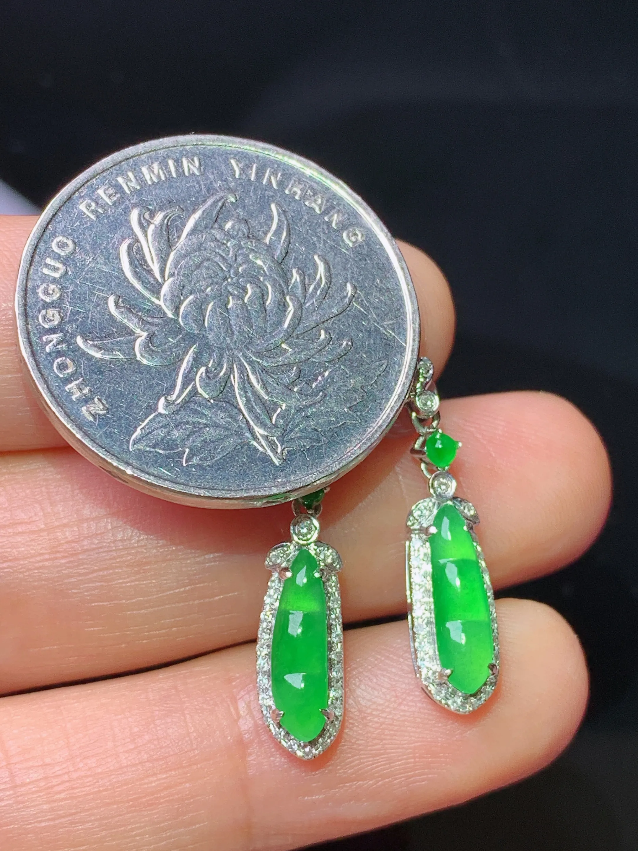 18k金钻镶嵌满绿四季豆耳坠 玉质细腻 水润亮眼 整体尺寸23.5*5.5*4.8