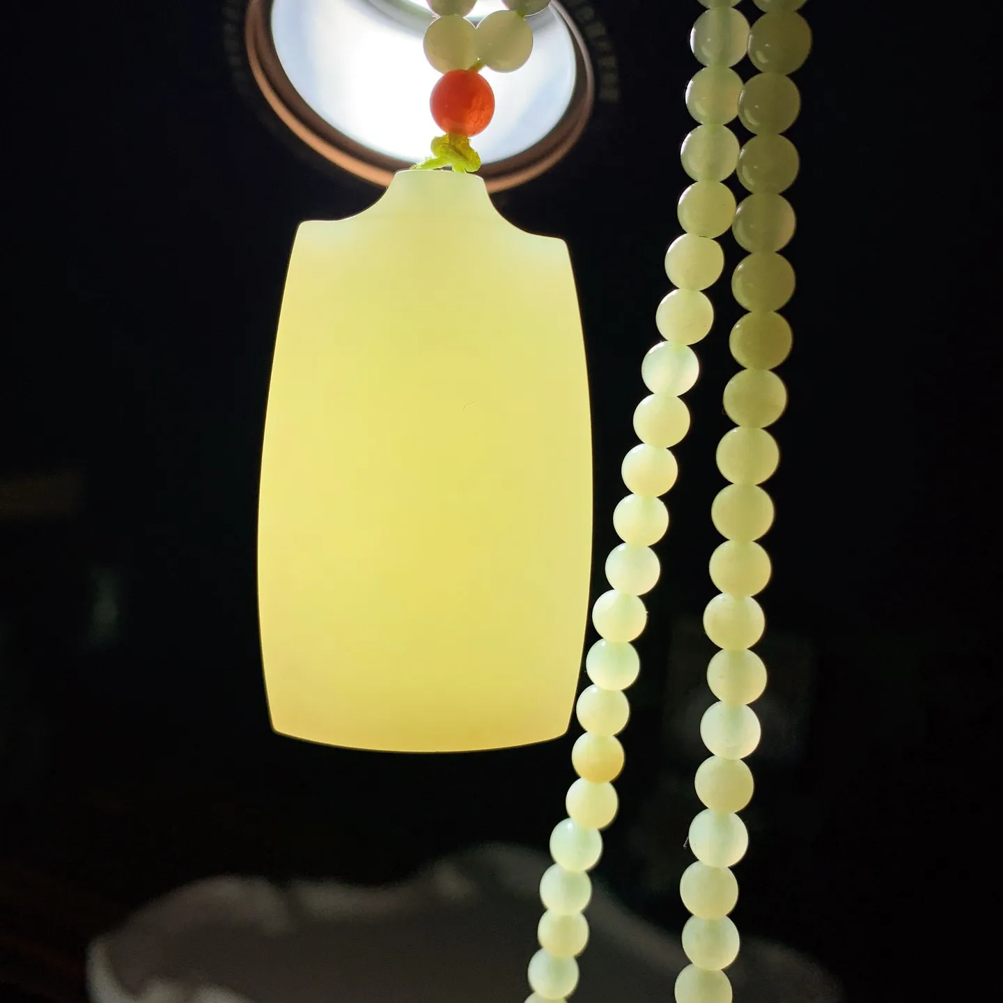 和田玉若羌黄玉口料平安无事牌子挂件。尺寸52/30/12重68克。玉质细腻油润。手推出油。佩戴高端典雅。lt260227