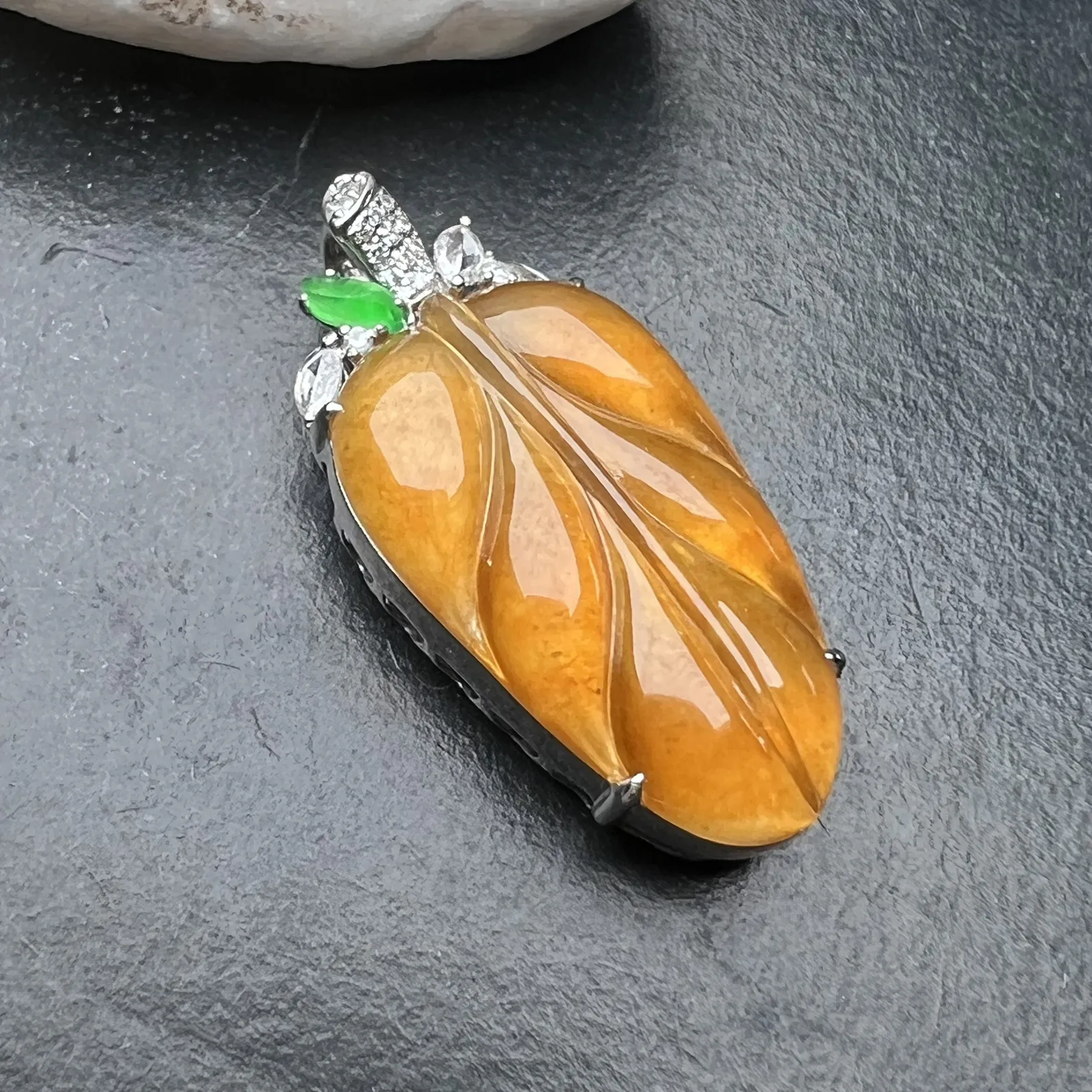 冰黄树叶，金枝玉叶具像化，种好光度足，品质佳。裸石尺寸：22.3-13.5-3.4mm。