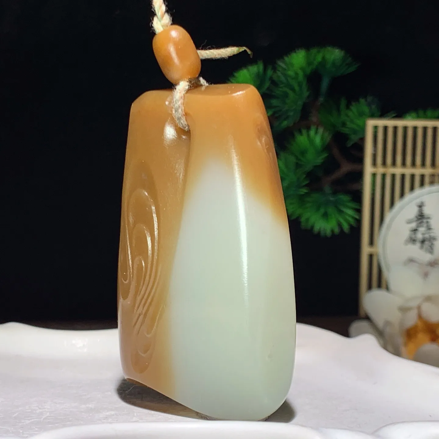 新疆且末糖随形平安无事牌子挂件。尺寸66/41/12重77.5克。玉质细腻油润。手推出油。佩戴高端典雅。lt260227