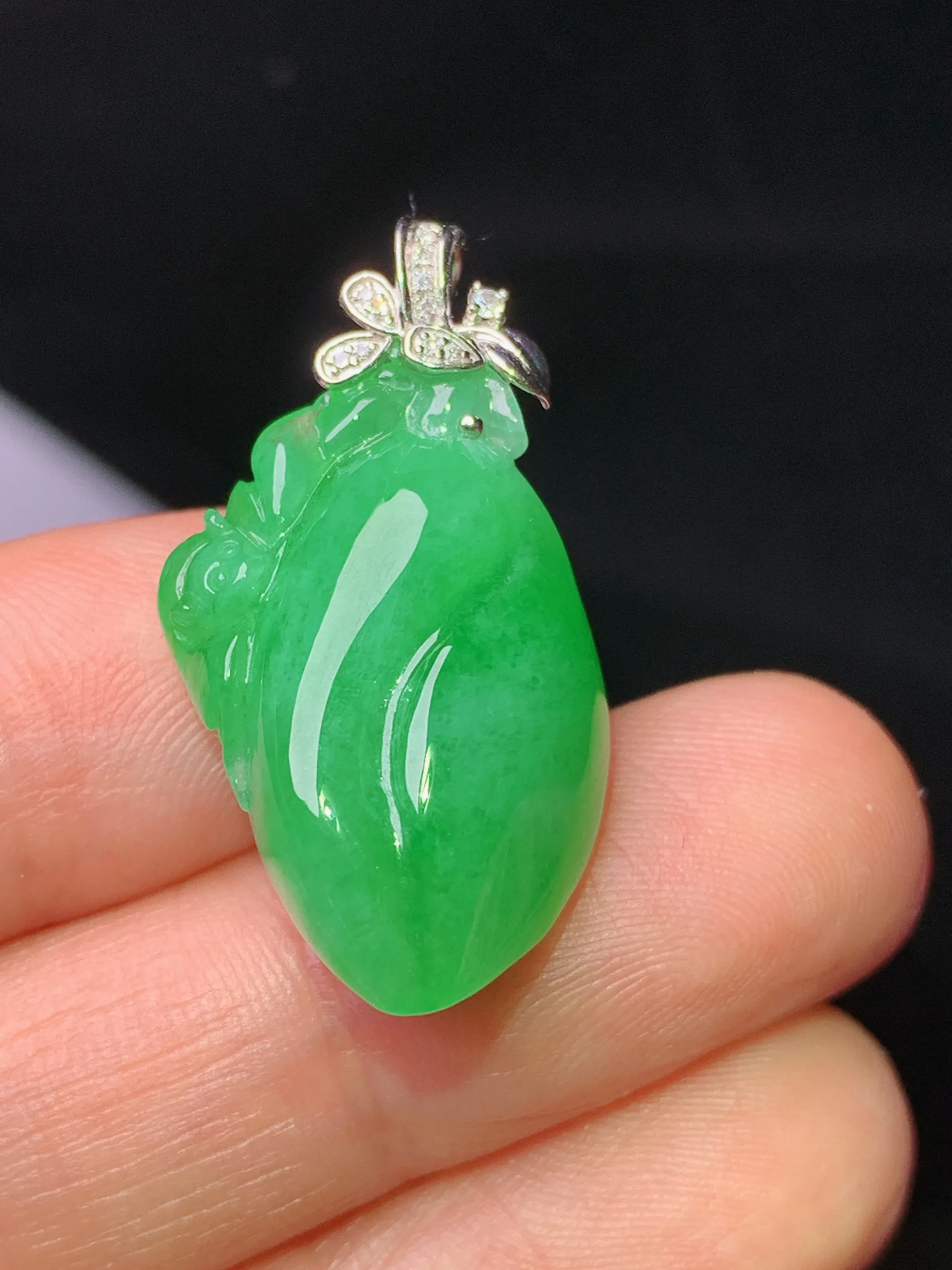 18k金钻镶嵌翠绿寿桃吊坠 玉质细腻 水润亮眼 整体尺寸29.5*15.5*10.6