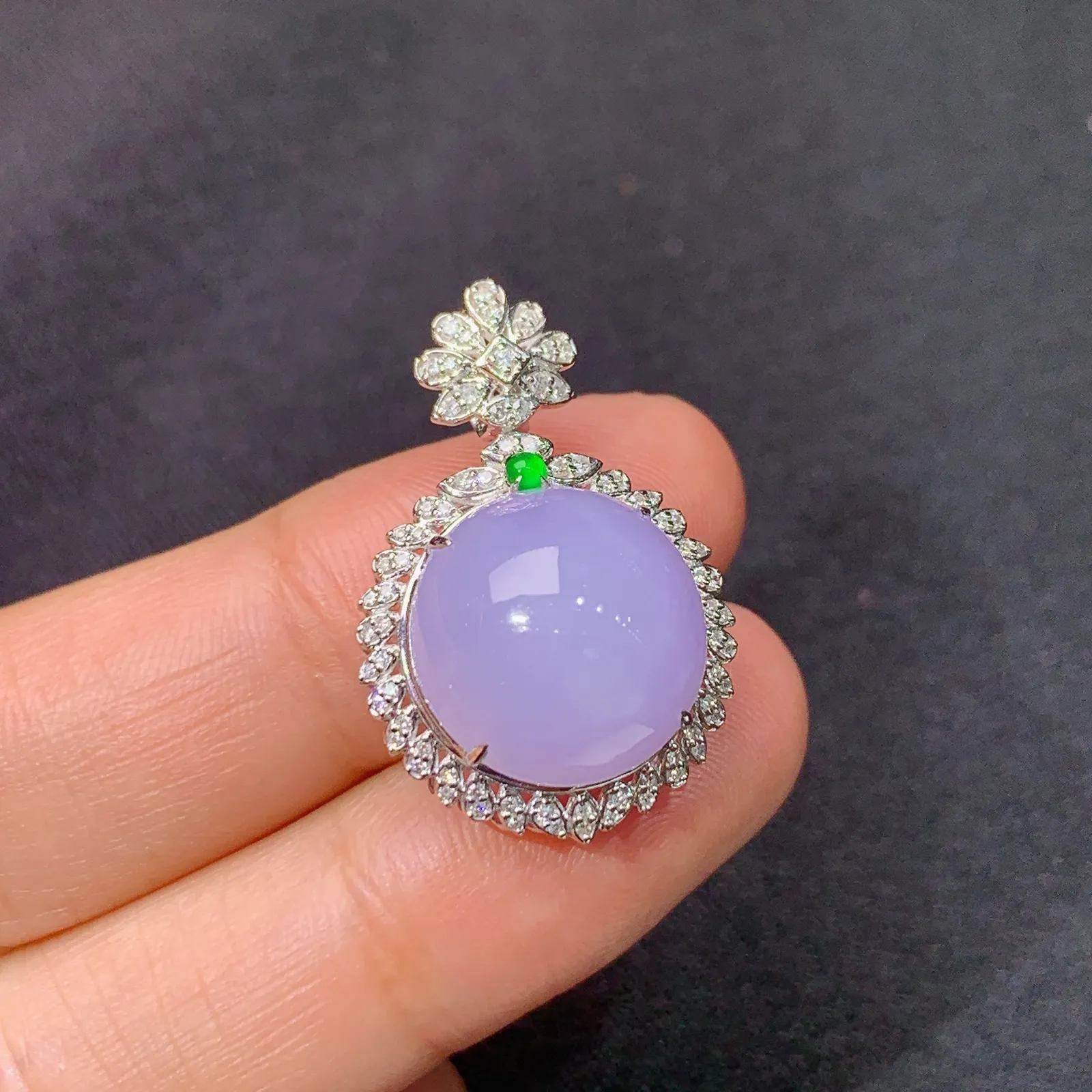 紫罗兰蛋面吊坠，18k金钻镶嵌，颜色鲜艳，温润细腻，Yt整体尺寸26.3*17.4*11.3