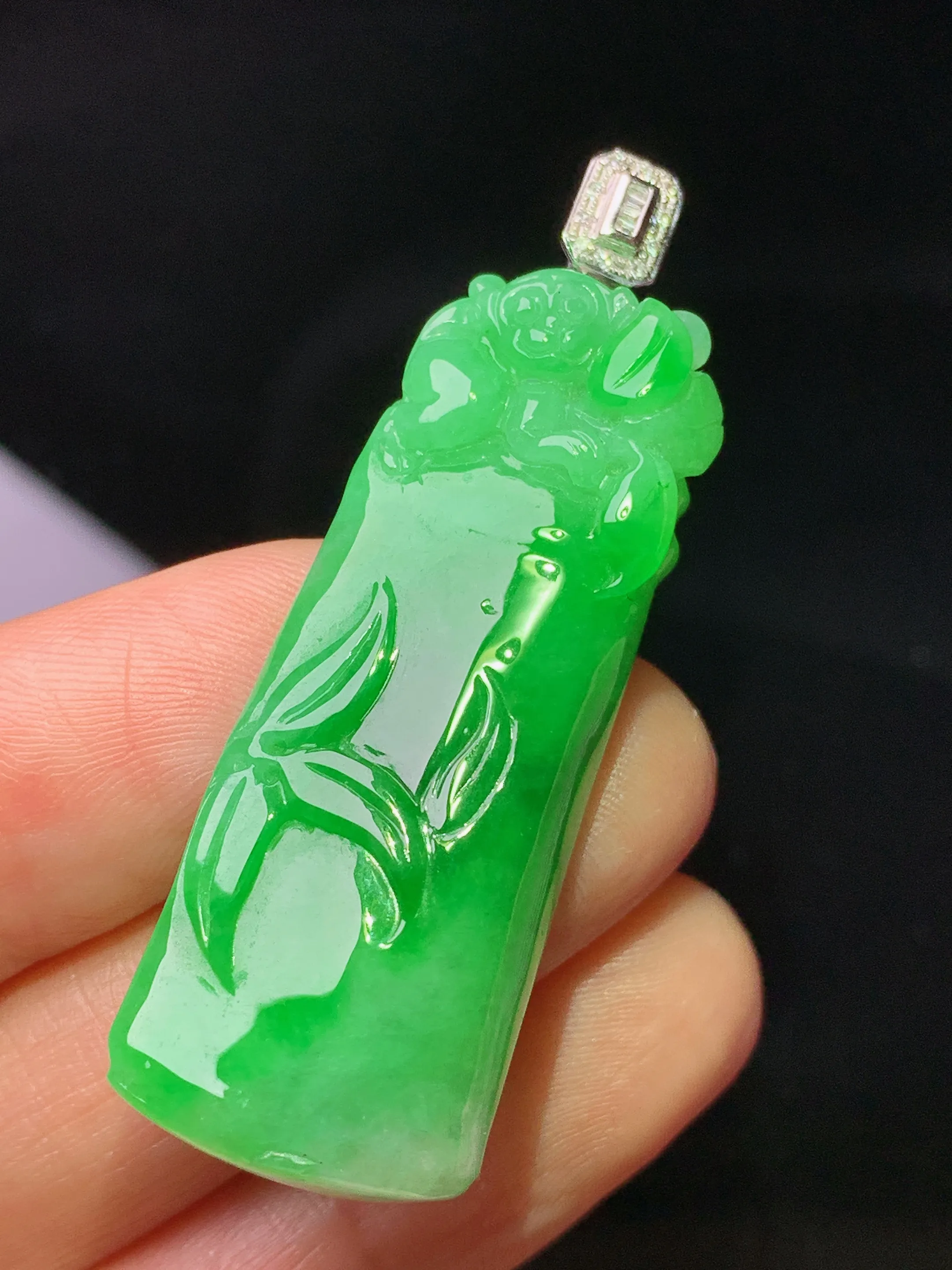 18k金钻镶嵌翠绿竹节吊坠 玉质细腻 水润亮眼 整体尺寸50*16.3*8.5