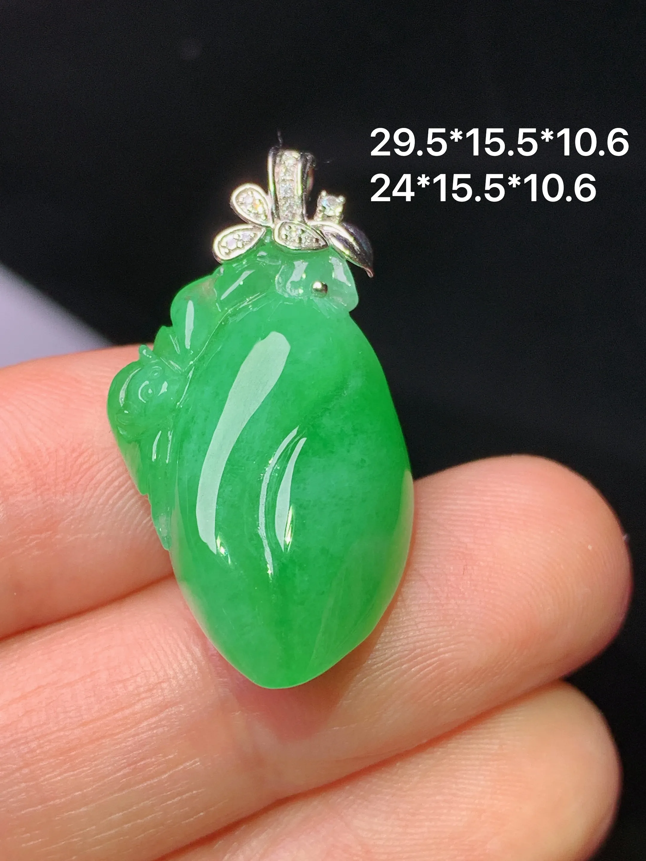 18k金钻镶嵌翠绿寿桃吊坠 玉质细腻 水润亮眼 整体尺寸29.5*15.5*10.6