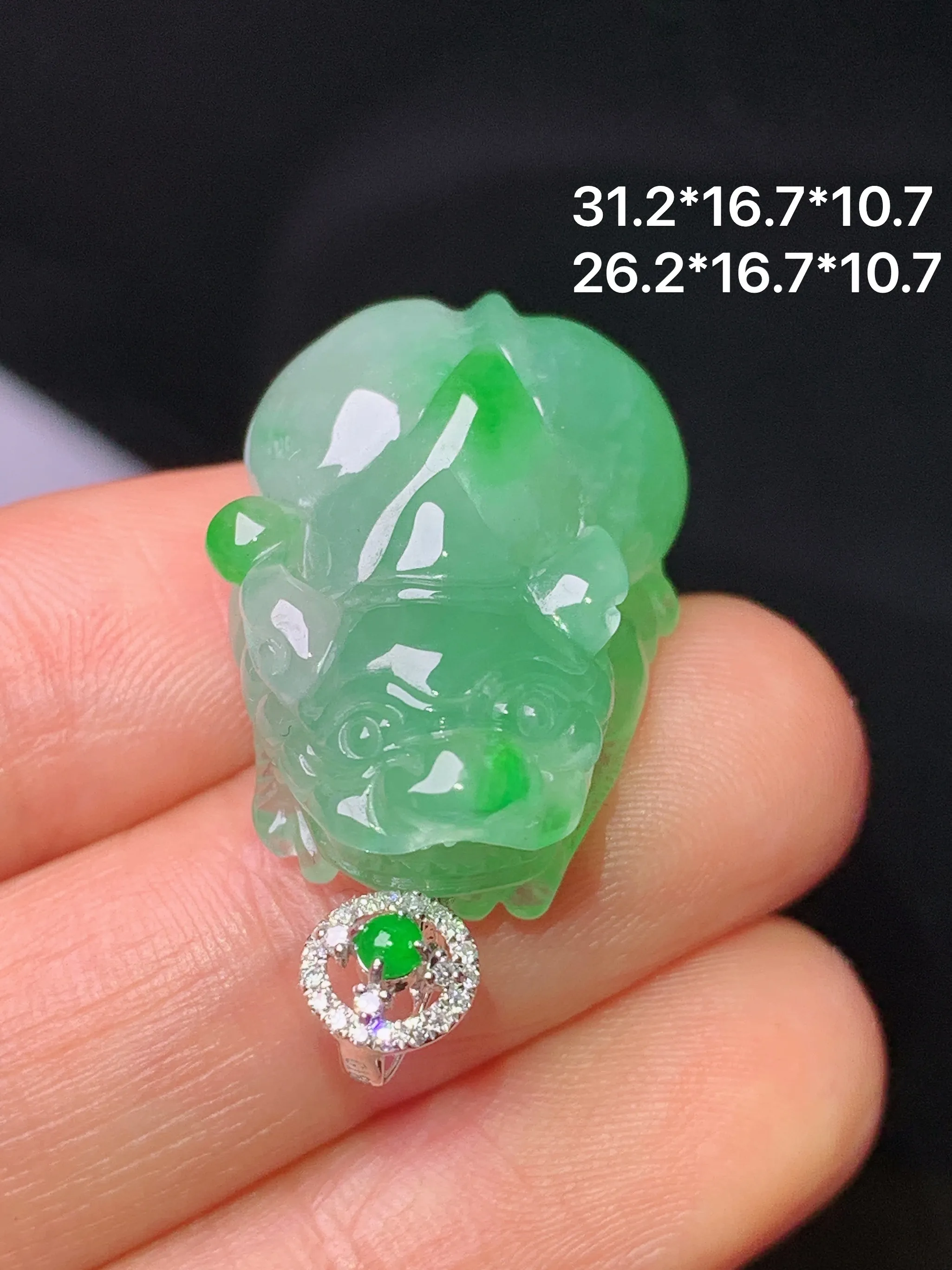 18k金钻镶嵌翠绿貔貅吊坠 玉质细腻 水润亮眼 整体尺寸31.2*16.7*10.7