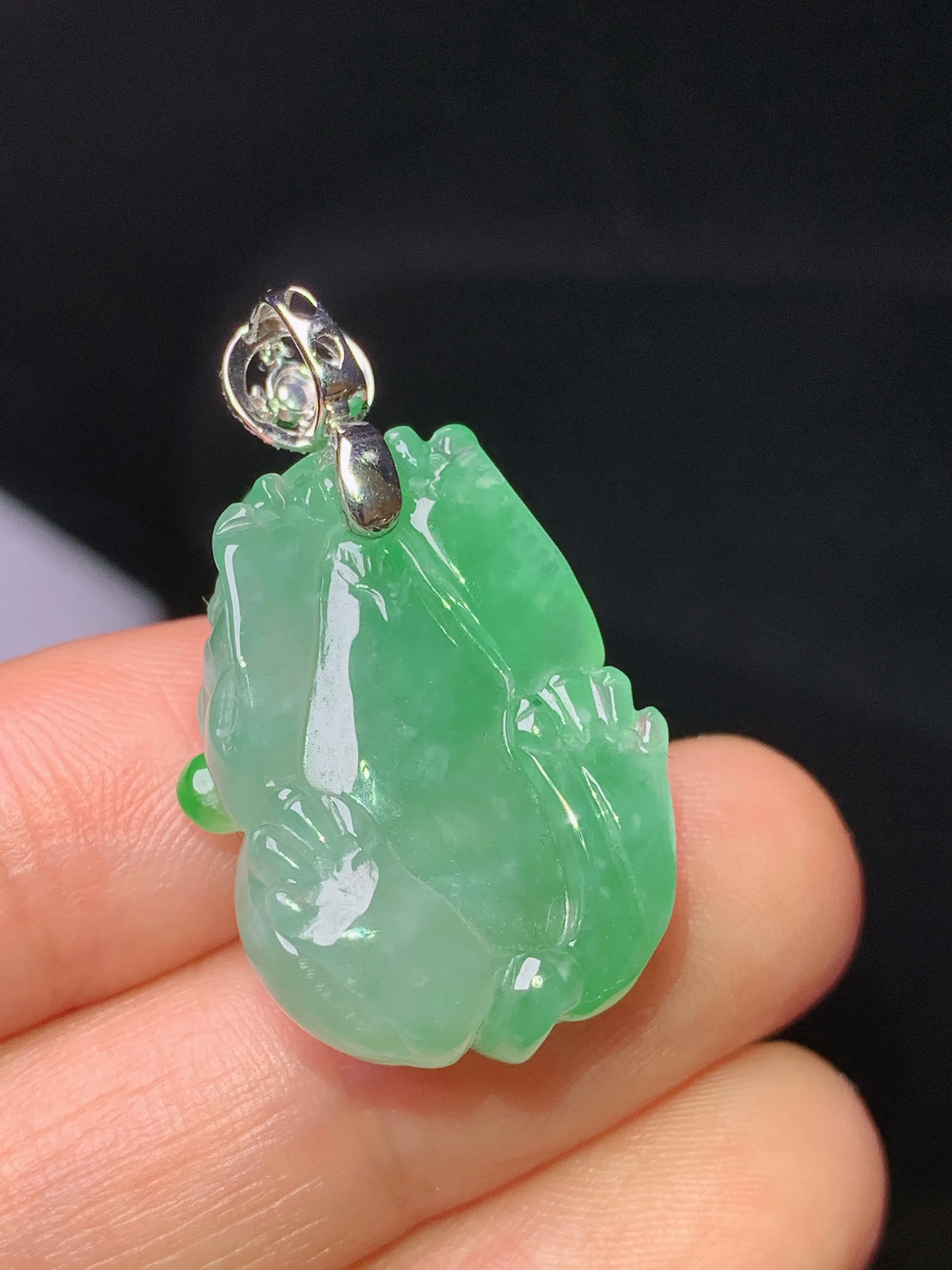18k金钻镶嵌翠绿貔貅吊坠 玉质细腻 水润亮眼 整体尺寸31.2*16.7*10.7