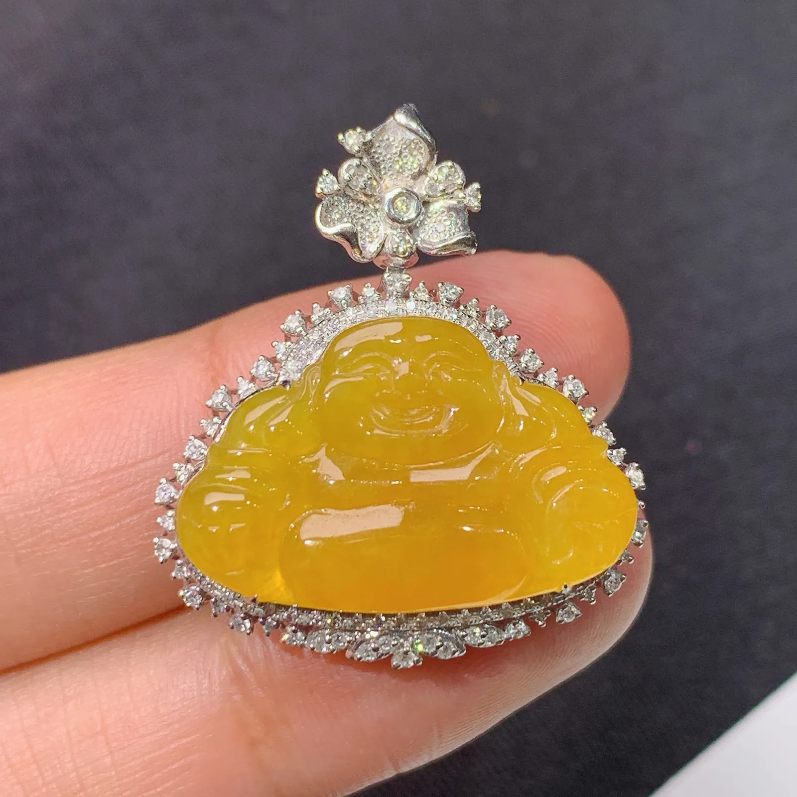 冰黄翡笑佛吊坠，18k金钻镶嵌，冰润鲜艳，品相好，种水足，Ych整体尺寸29*25.5*8.8
