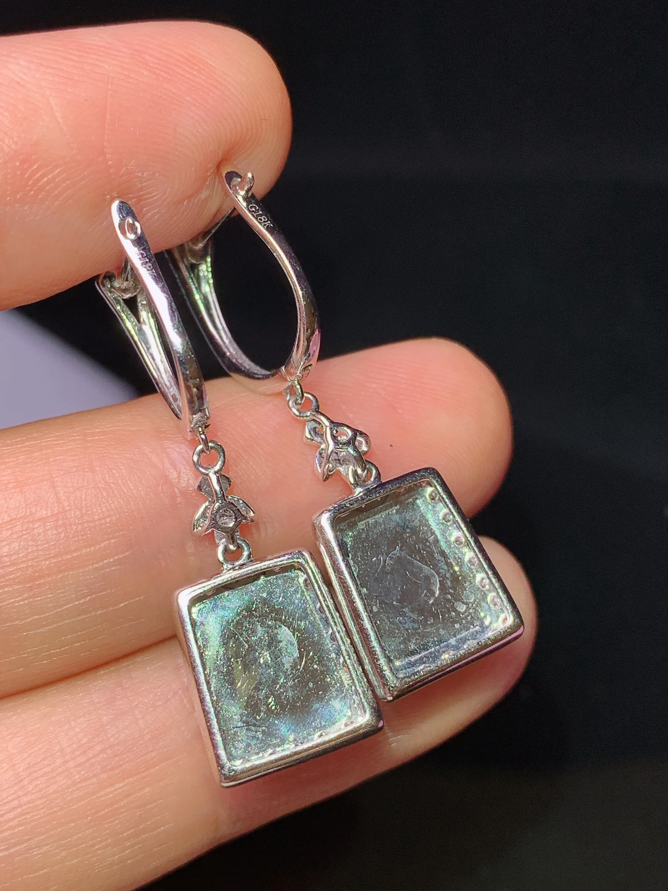 18k金钻镶嵌满绿无事牌耳坠玉质细腻 水润亮眼 整体尺寸32.5*10*5.2