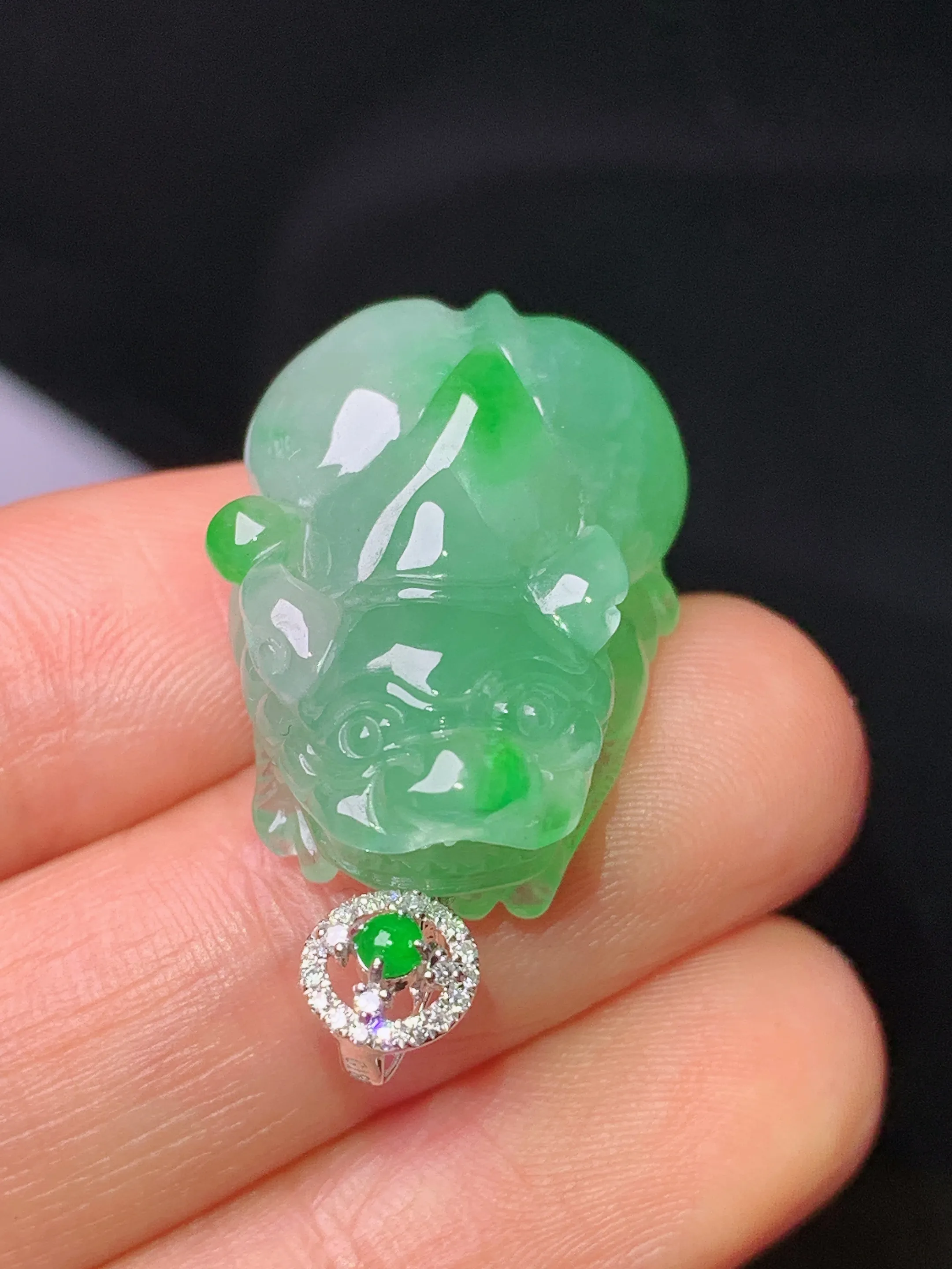 18k金钻镶嵌翠绿貔貅吊坠 玉质细腻 水润亮眼 整体尺寸31.2*16.7*10.7