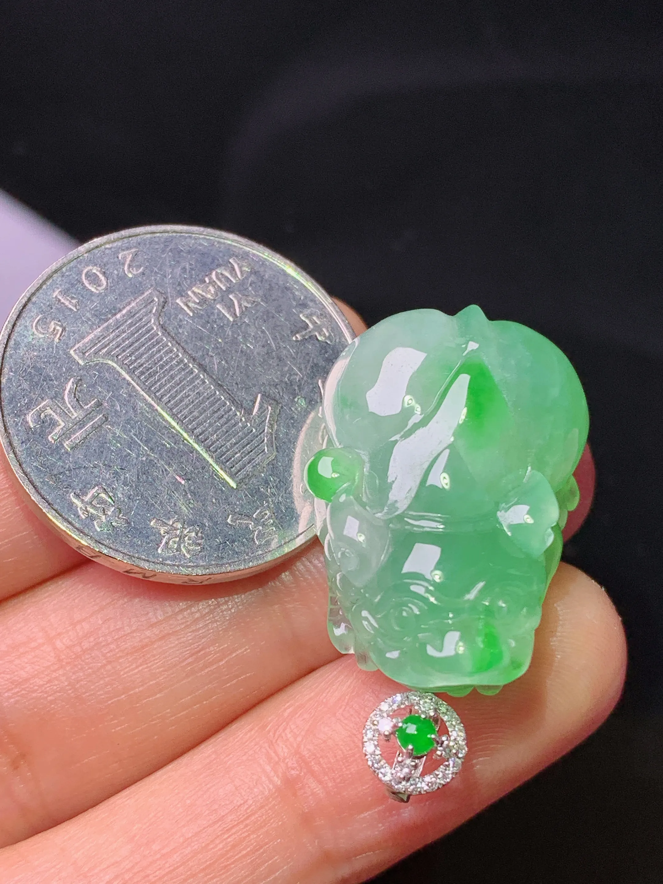 18k金钻镶嵌翠绿貔貅吊坠 玉质细腻 水润亮眼 整体尺寸31.2*16.7*10.7