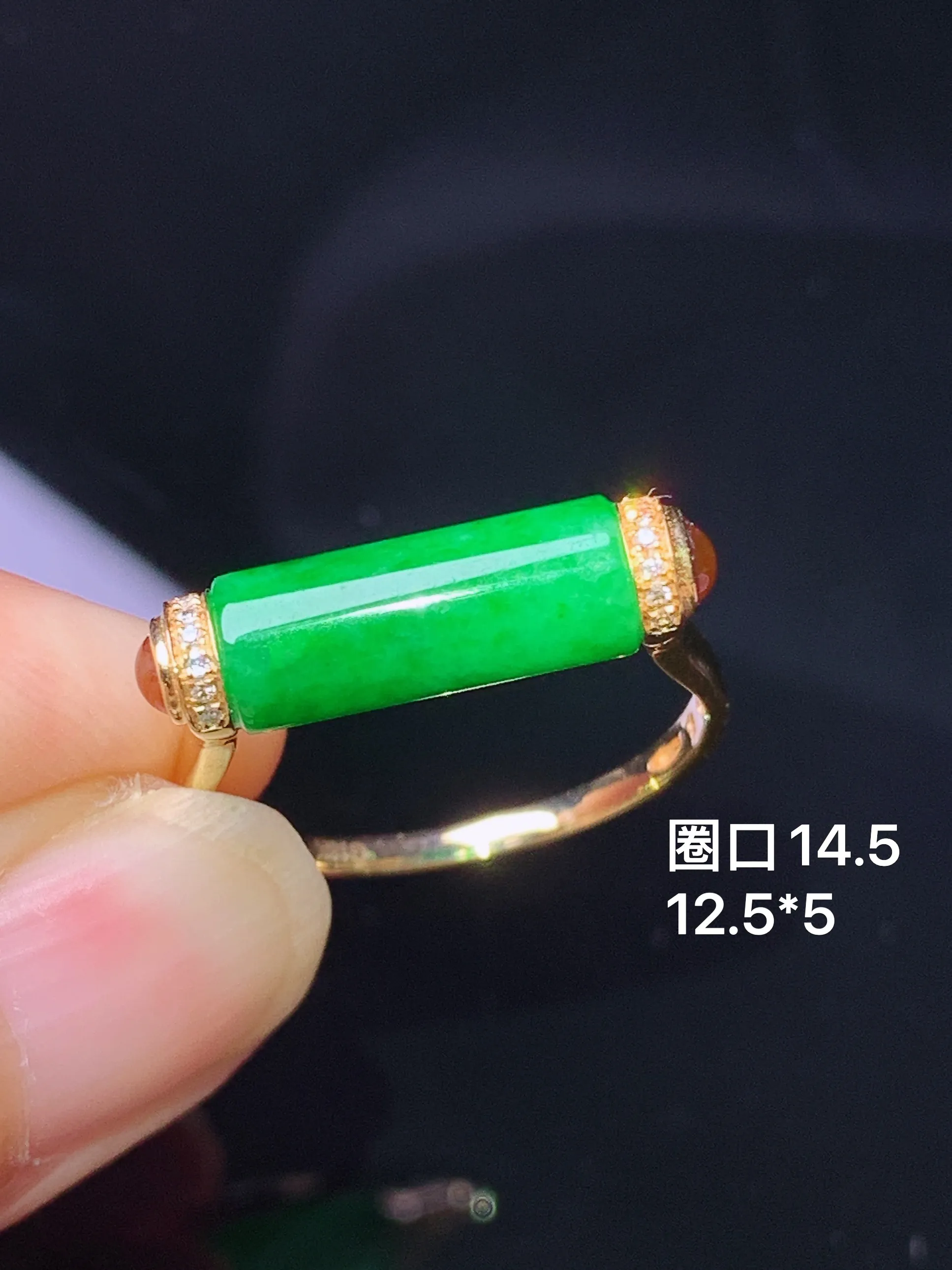 18k金钻镶嵌翠绿玉柱戒指 玉质细腻 水润亮眼 圈口14.5 整体尺寸12.5*5