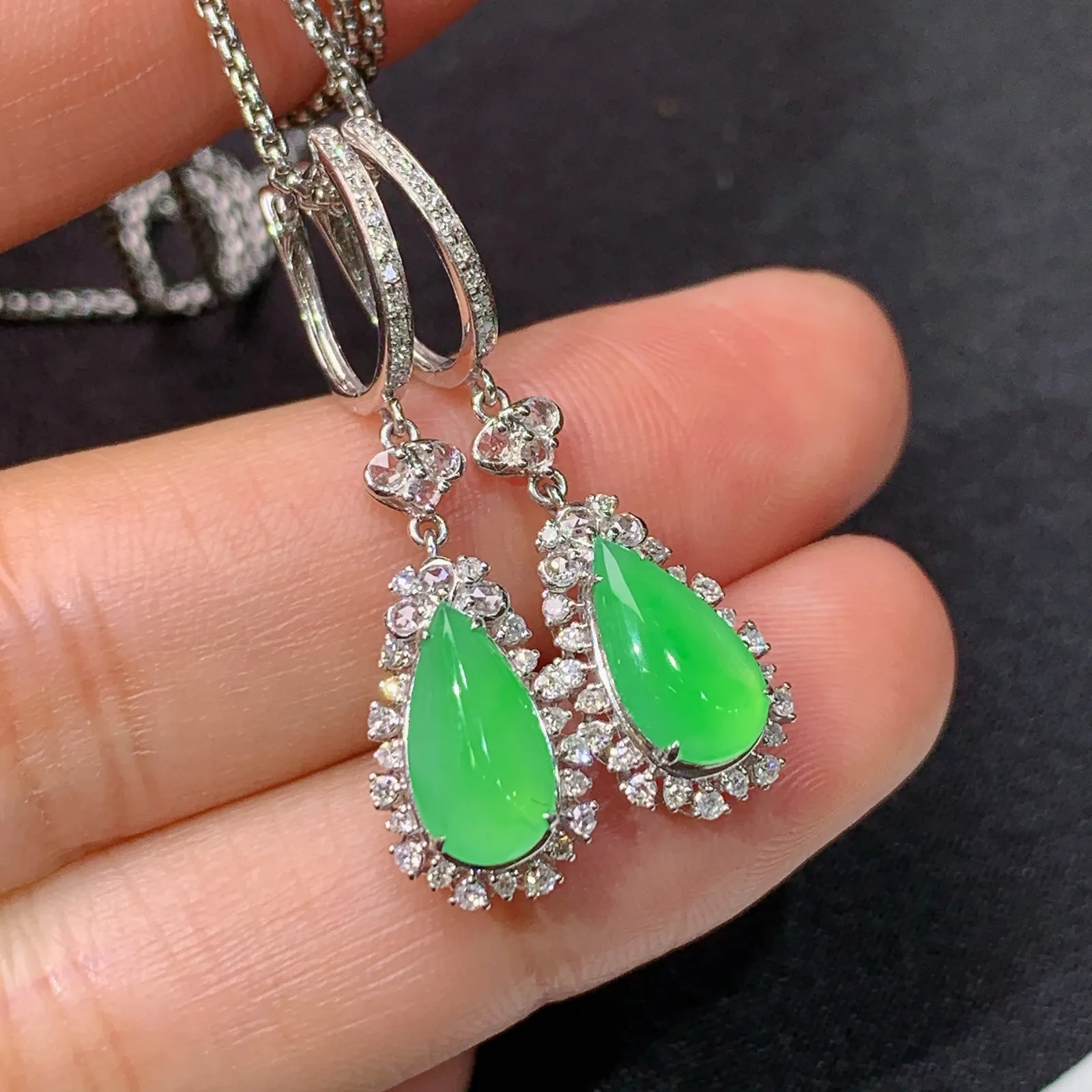 冰阳绿水滴耳坠，18k金钻镶嵌，款式新颖，冰润色阳，种水足，Ych取一裸石尺寸10.1*5.1*2