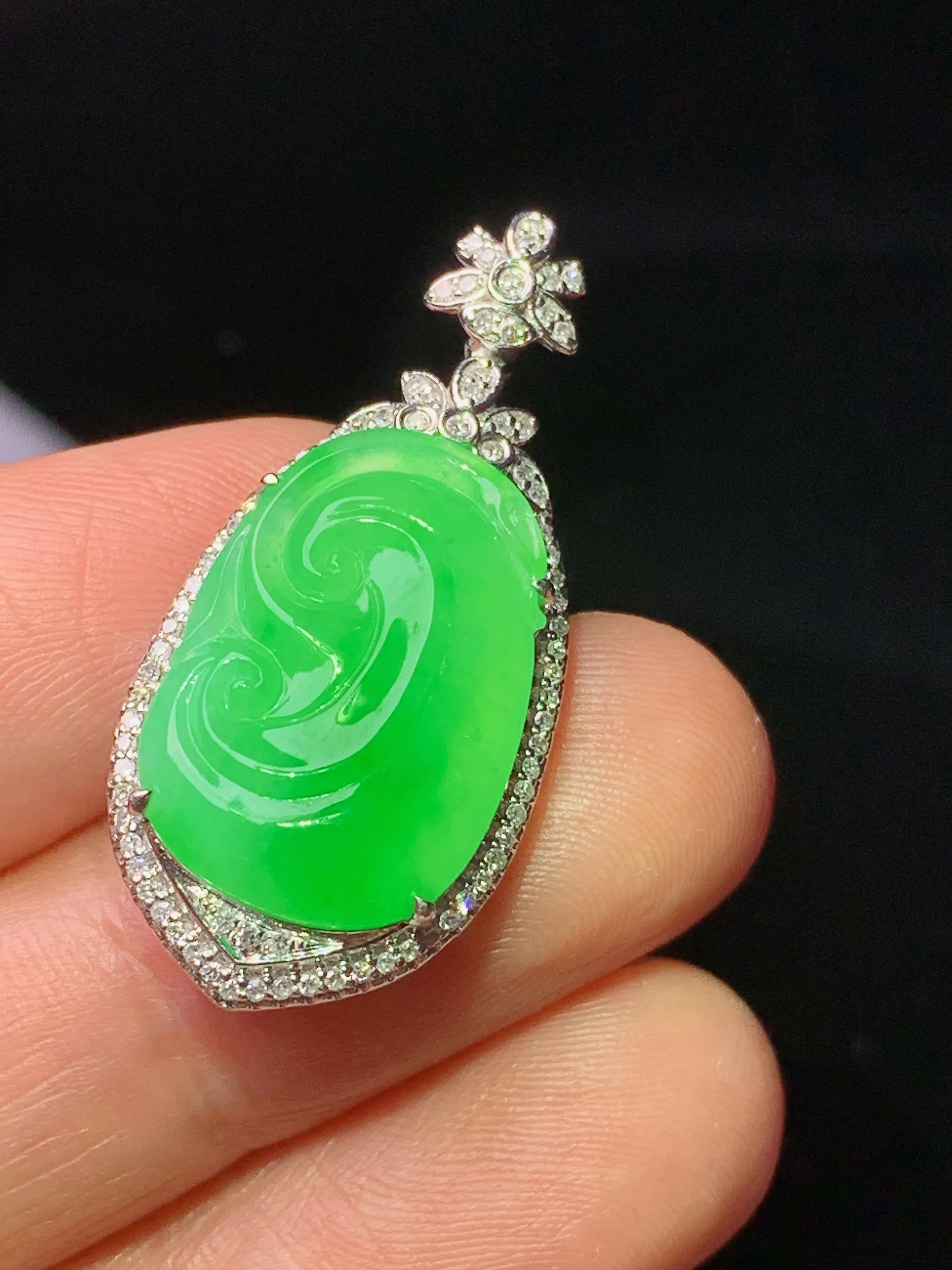 18k金钻镶嵌翠绿如意吊坠 玉质细腻 水润亮眼 整体尺寸31.5*14.6*6.5