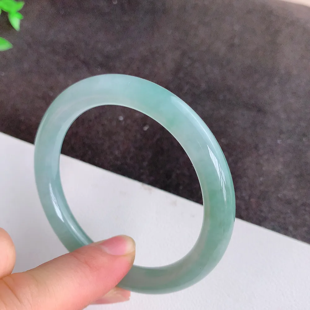 缅甸翡翠圆条手镯53mm  冰润飘花圆条翡翠手镯，玉质细腻水润，色泽清秀亮丽，飘花灵动  上手高贵典雅，W922.27  尺寸：53-8.8mm