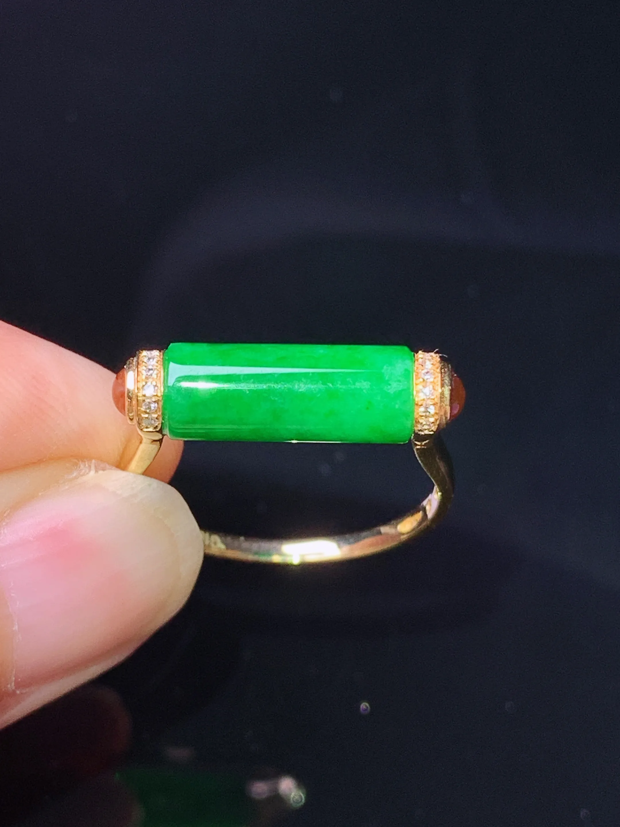 18k金钻镶嵌翠绿玉柱戒指 玉质细腻 水润亮眼 圈口14.5 整体尺寸12.5*5