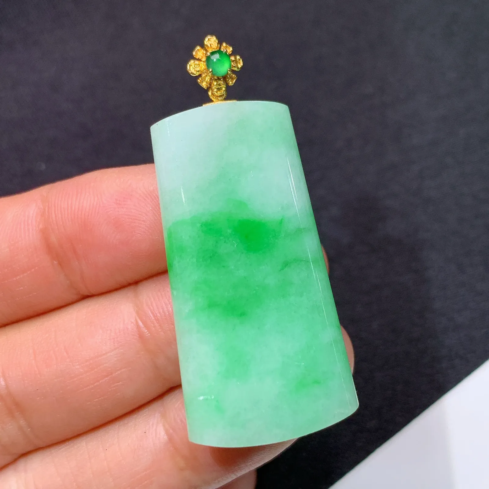 飘绿无事牌吊坠，18k金镶嵌，冰润色阳，玉质细腻，Sk整体尺寸45.7*20*5.5
