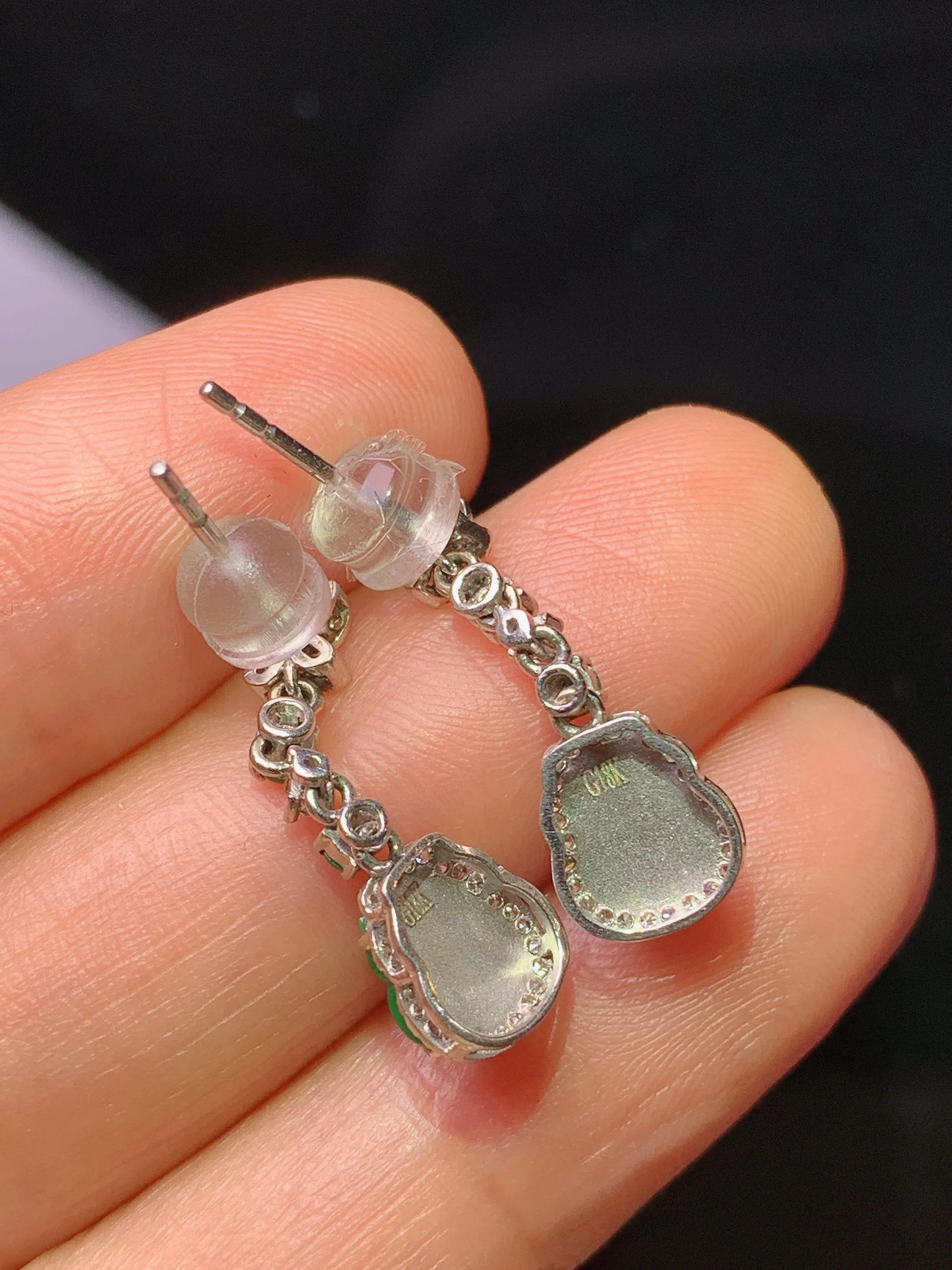 18k金钻镶嵌满绿葫芦耳坠 玉质细腻 水润亮眼 整体尺寸21.2*7.3*4.6