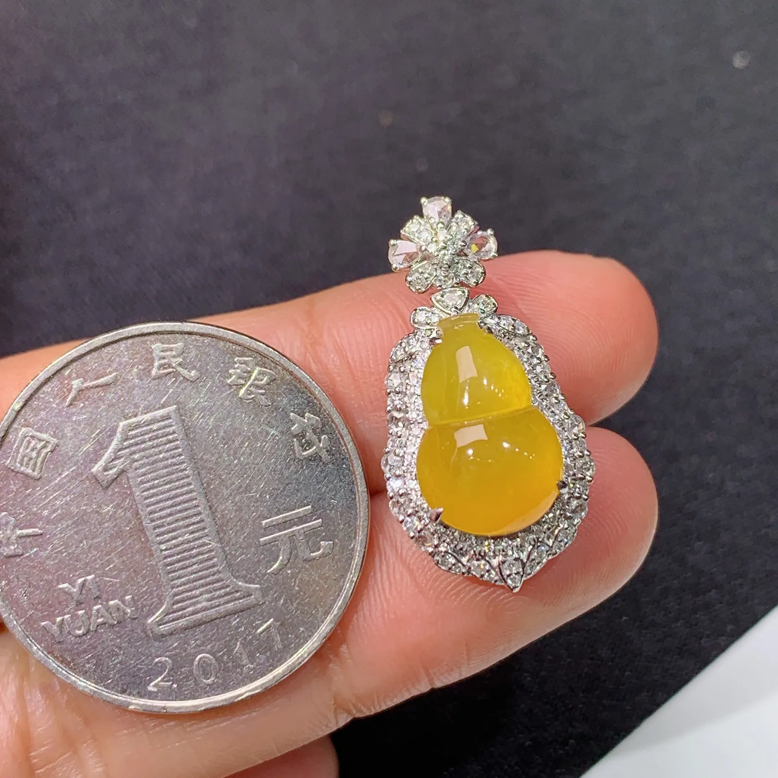冰黄翡葫芦吊坠，18k金钻镶嵌，冰润鲜艳，玉质细腻，种水足，Kf整体尺寸24.7*12.7*9.1