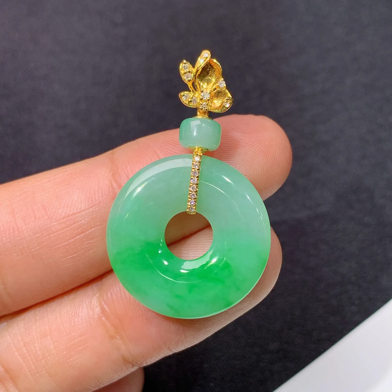 飘绿甜甜圈吊坠，18k金钻镶嵌，玉质细腻，种水足，Sk整体尺寸32.5*19.8*3.3