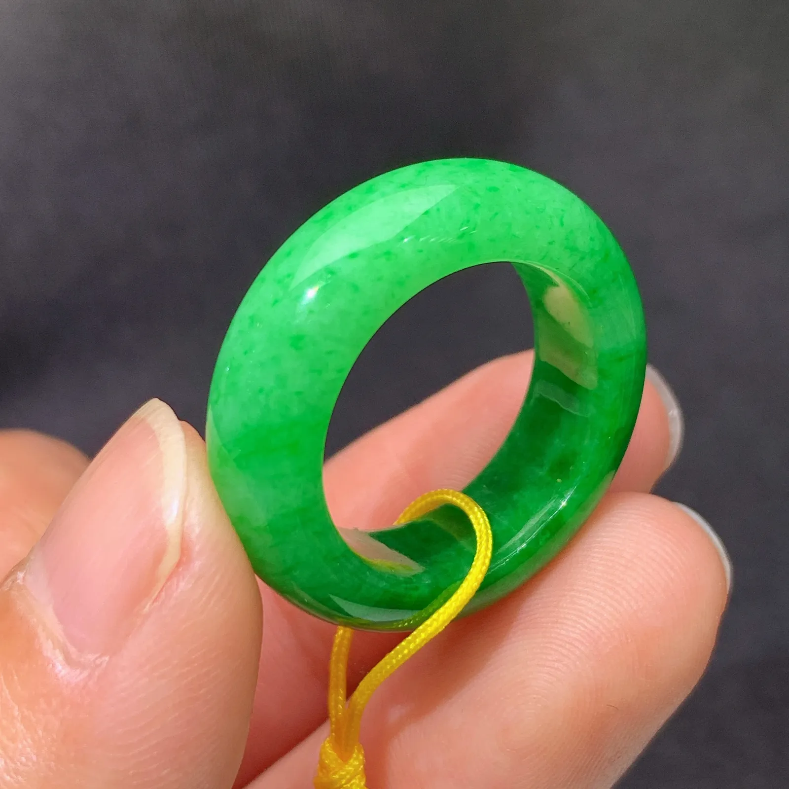 阳绿戒圈，指环，高贵色阳，玉质细腻，Xu圈口12尺寸宽6.8厚4.2