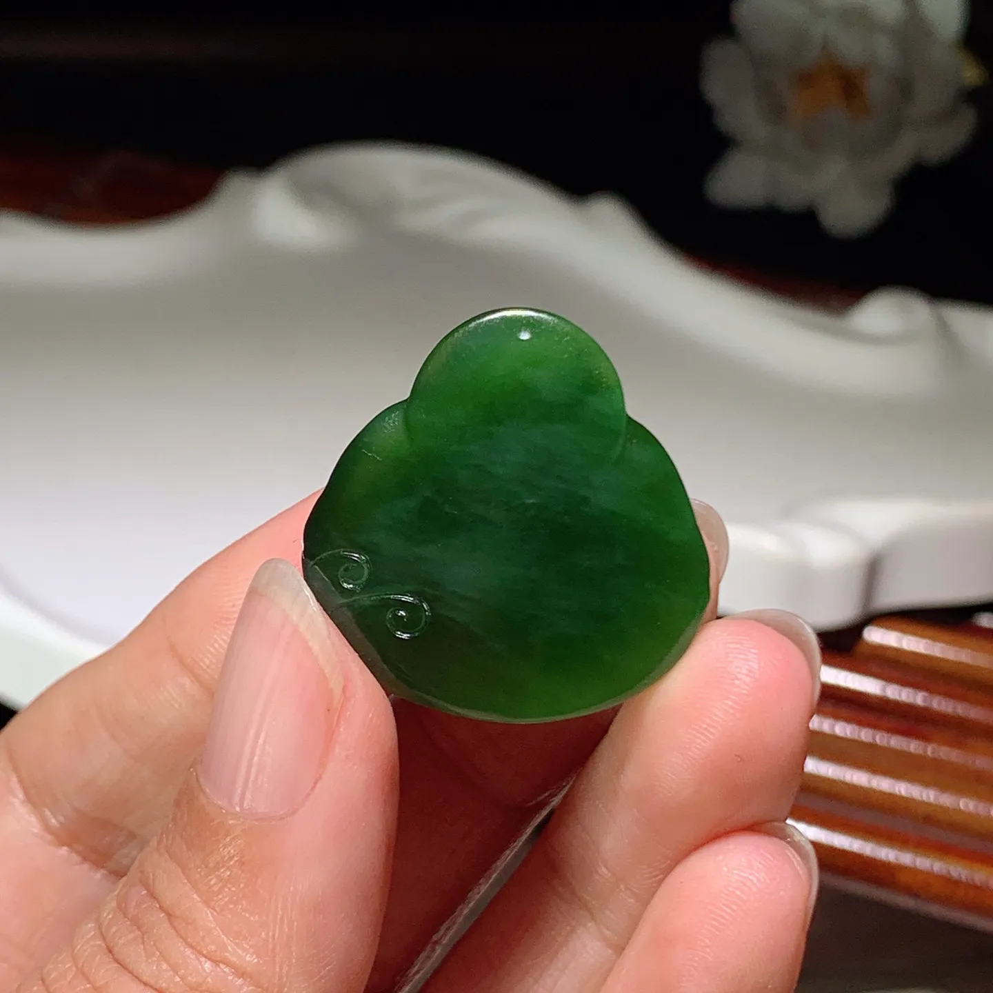和田玉阳绿俄罗斯碧玉佛引福来挂件。尺寸28/27/9重11.5克。玉质细腻油润。手推出油。佩戴高端典雅。lt260227