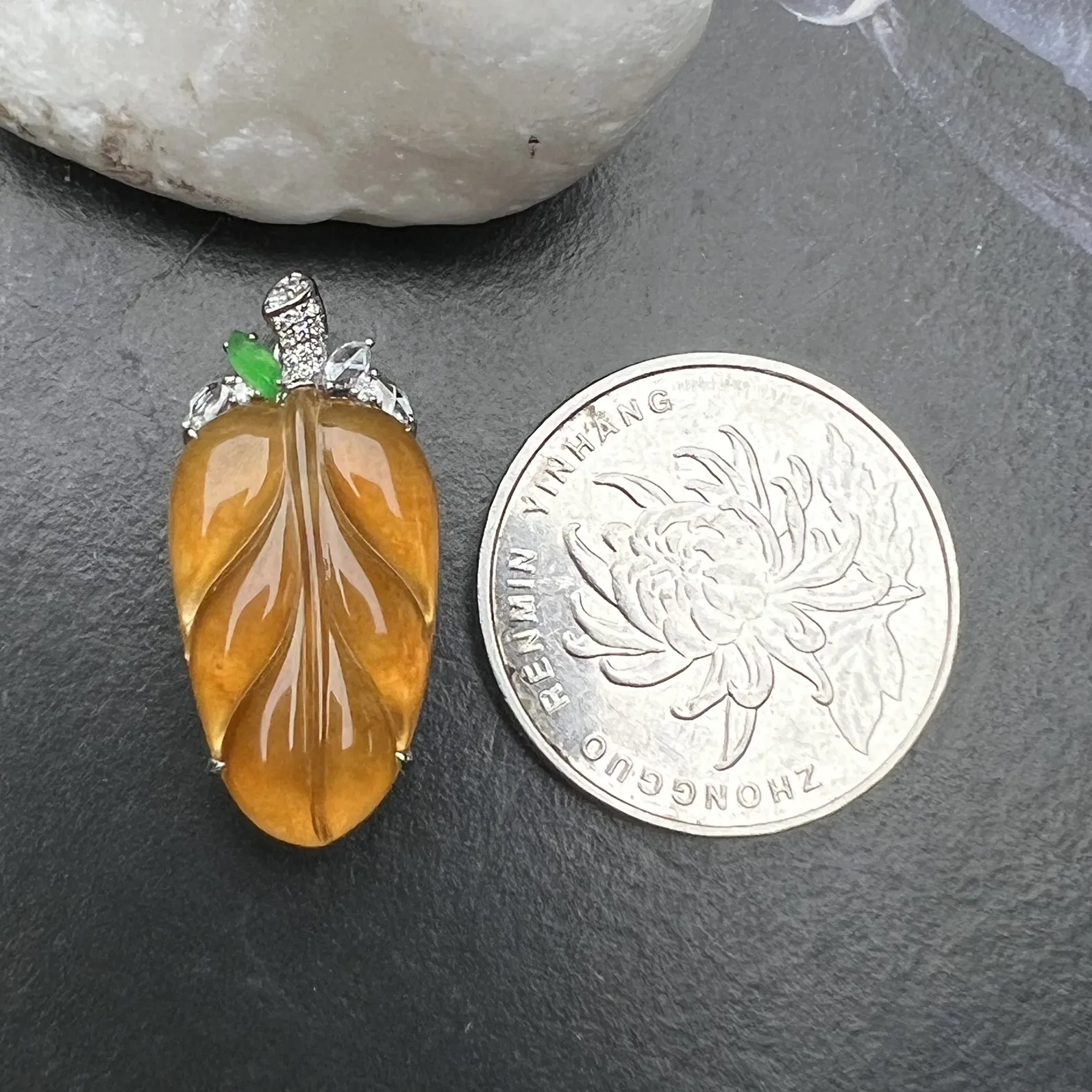 冰黄树叶，金枝玉叶具像化，种好光度足，品质佳。裸石尺寸：22.3-13.5-3.4mm。