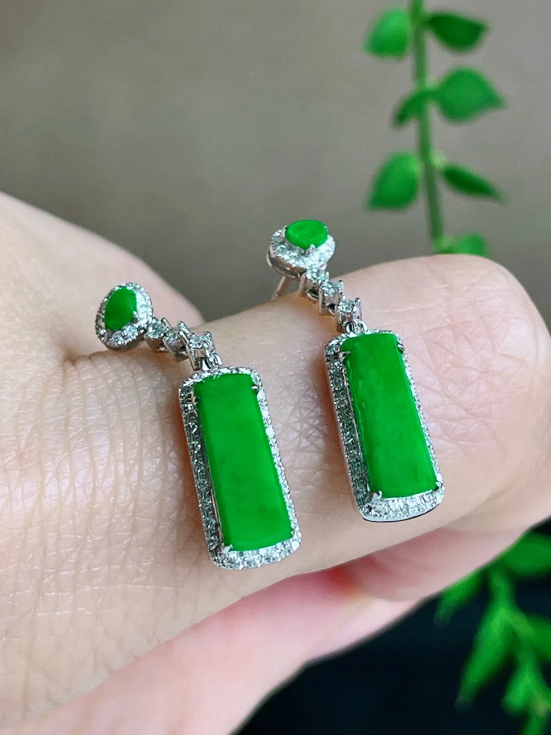 【镶嵌】冰阳绿无事牌耳坠
【说明】缅料 18k金镶嵌 完美 性价比高  
【整体】23.5-6-3.7
【裸石】11-4-1