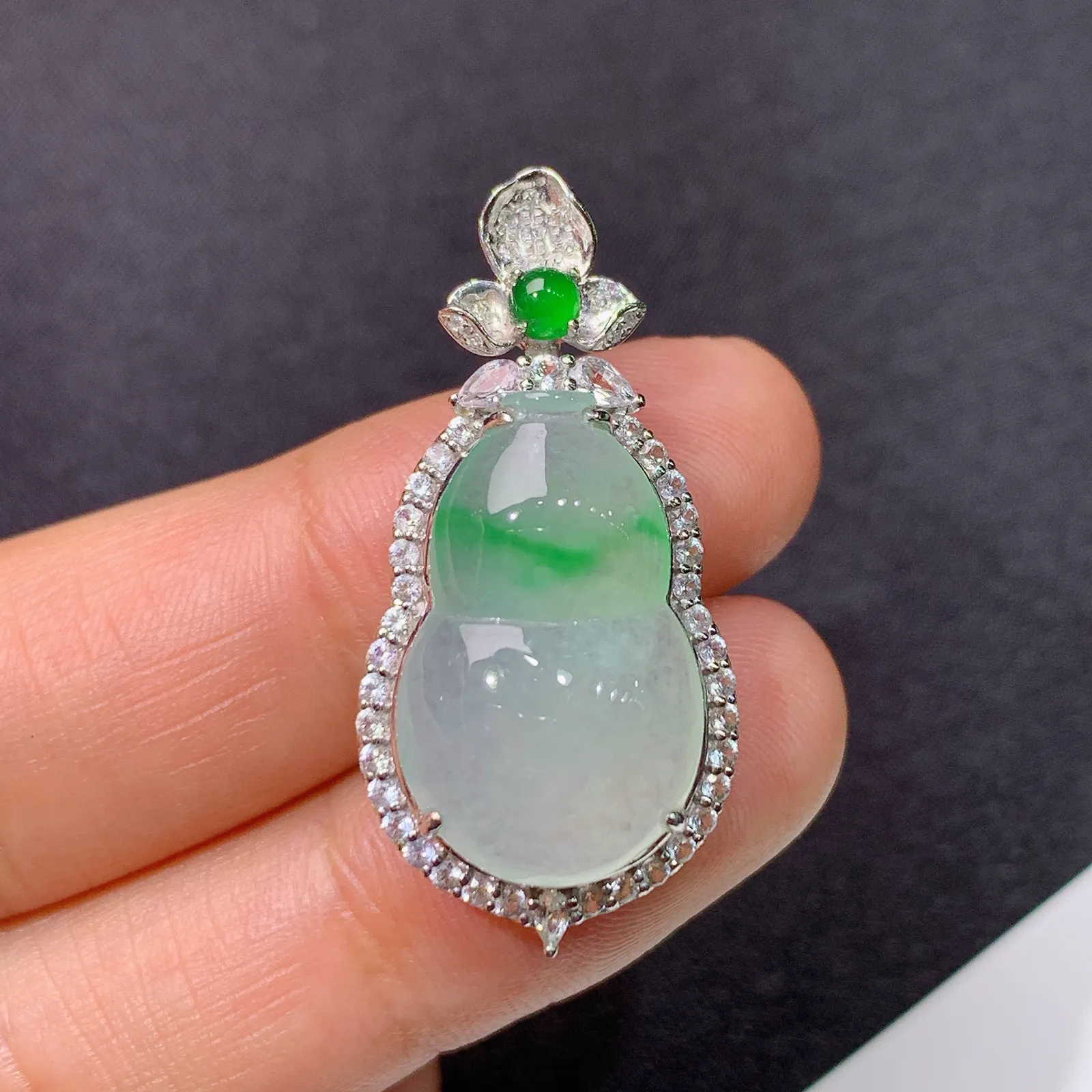 冰飘绿葫芦吊坠，18k金钻镶嵌，冰润饱满，玉质细腻，种水足，Zz0整体尺寸33*15.9*9.7