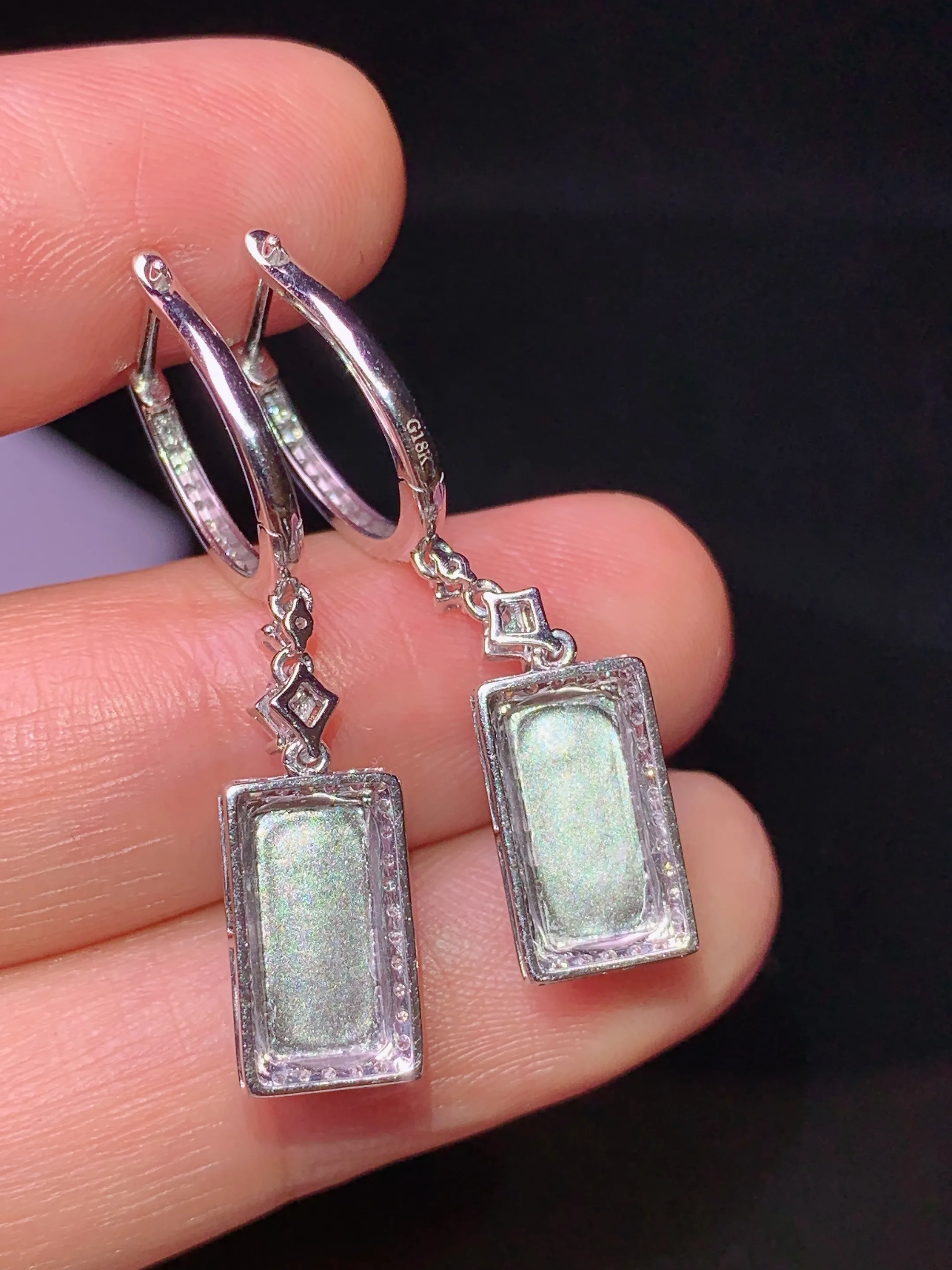 18k金钻镶嵌满绿无事牌耳坠 玉质细腻 水润亮眼 整体尺寸32*7*5.5