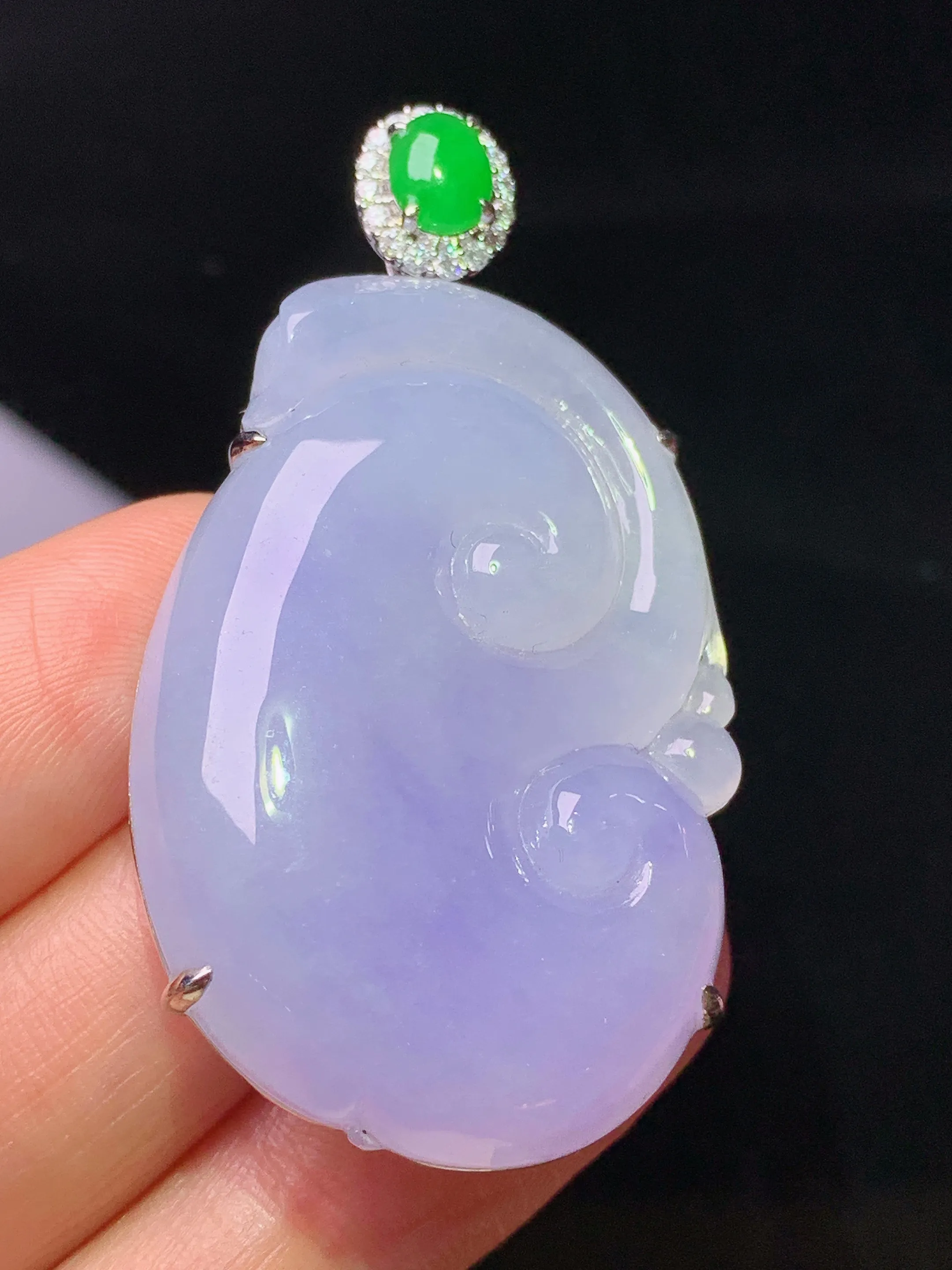 18k金钻镶嵌紫罗兰如意吊坠 玉质细腻 水润亮眼 整体尺寸49.6*27*8.5