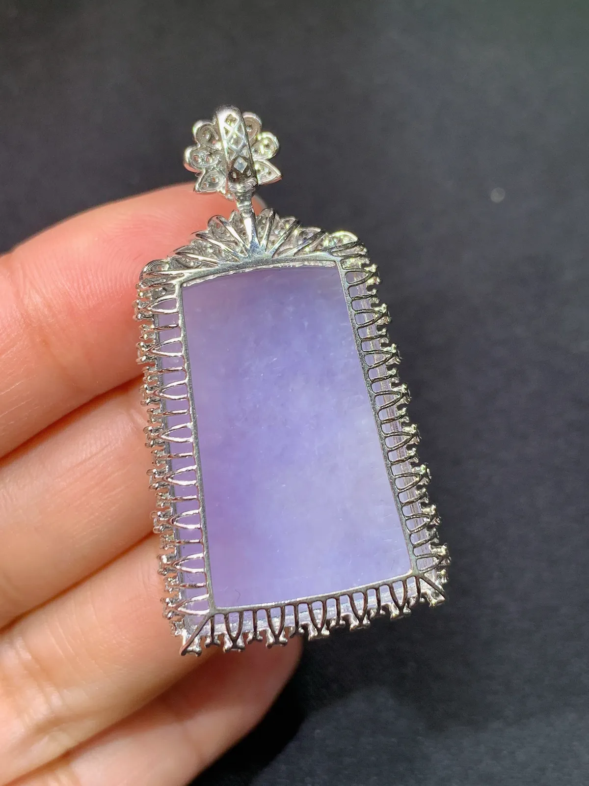 紫罗兰无事牌吊坠，18k金钻镶嵌，水润鲜艳，玉质细腻，Kf整体尺寸45*24.1*10.8