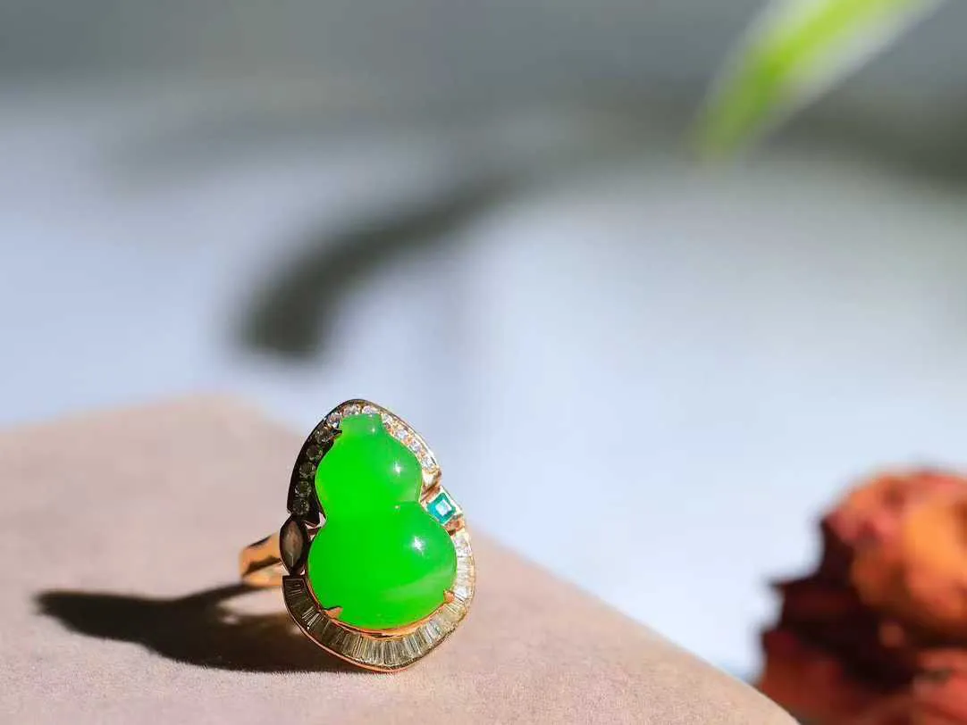 【金镶玉.福禄.戒指】

精品和田玉碧玉18k金镶嵌葫芦戒指，玉质细腻油润，造型饱满圆润，手感上佳