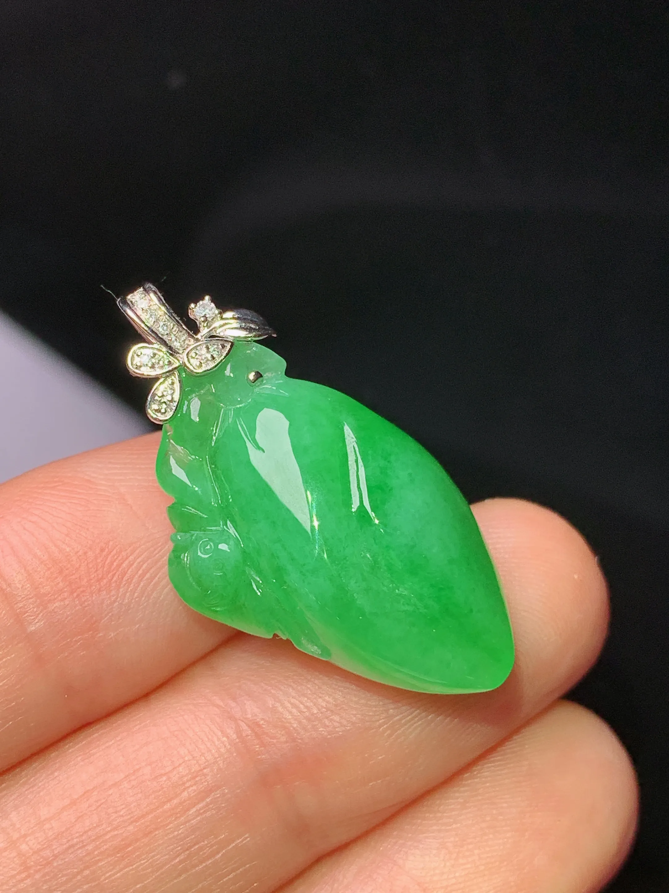 18k金钻镶嵌翠绿寿桃吊坠 玉质细腻 水润亮眼 整体尺寸29.5*15.5*10.6