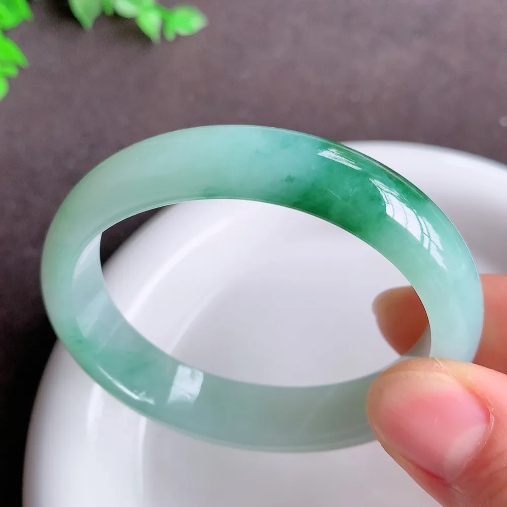 缅甸翡翠贵妃手镯54-55mm，冰润飘花贵妃翡翠手镯，玉质细腻水润，色泽清秀亮丽，老种飘绿  上手高贵典雅，W922.27 尺寸：54.5-46.5-12-6.8mm