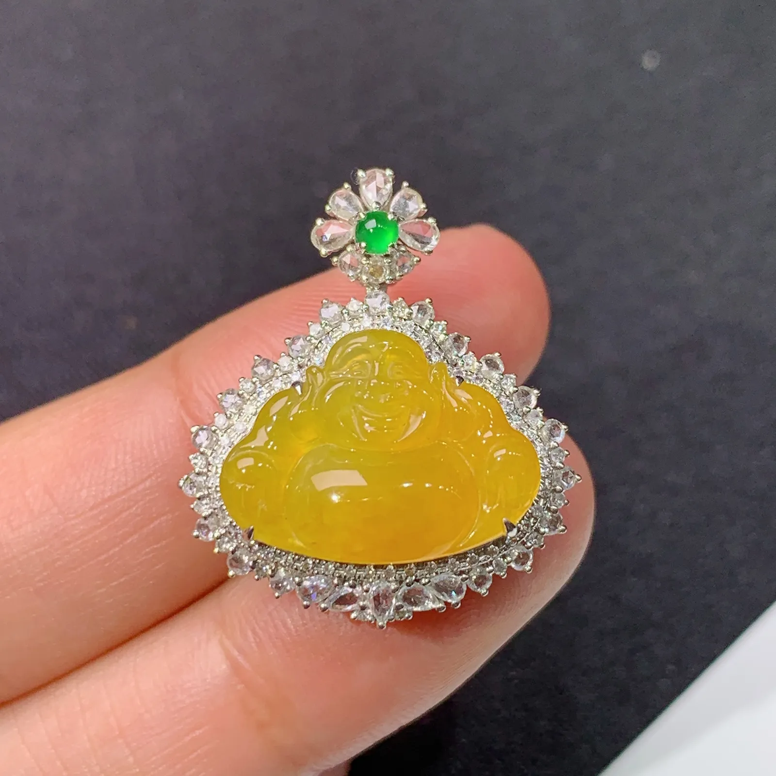 冰黄翡笑佛公吊坠，18k金镶嵌，冰润鲜艳，品相好，种水足，Kf整体尺寸25.9*22.7*11.1