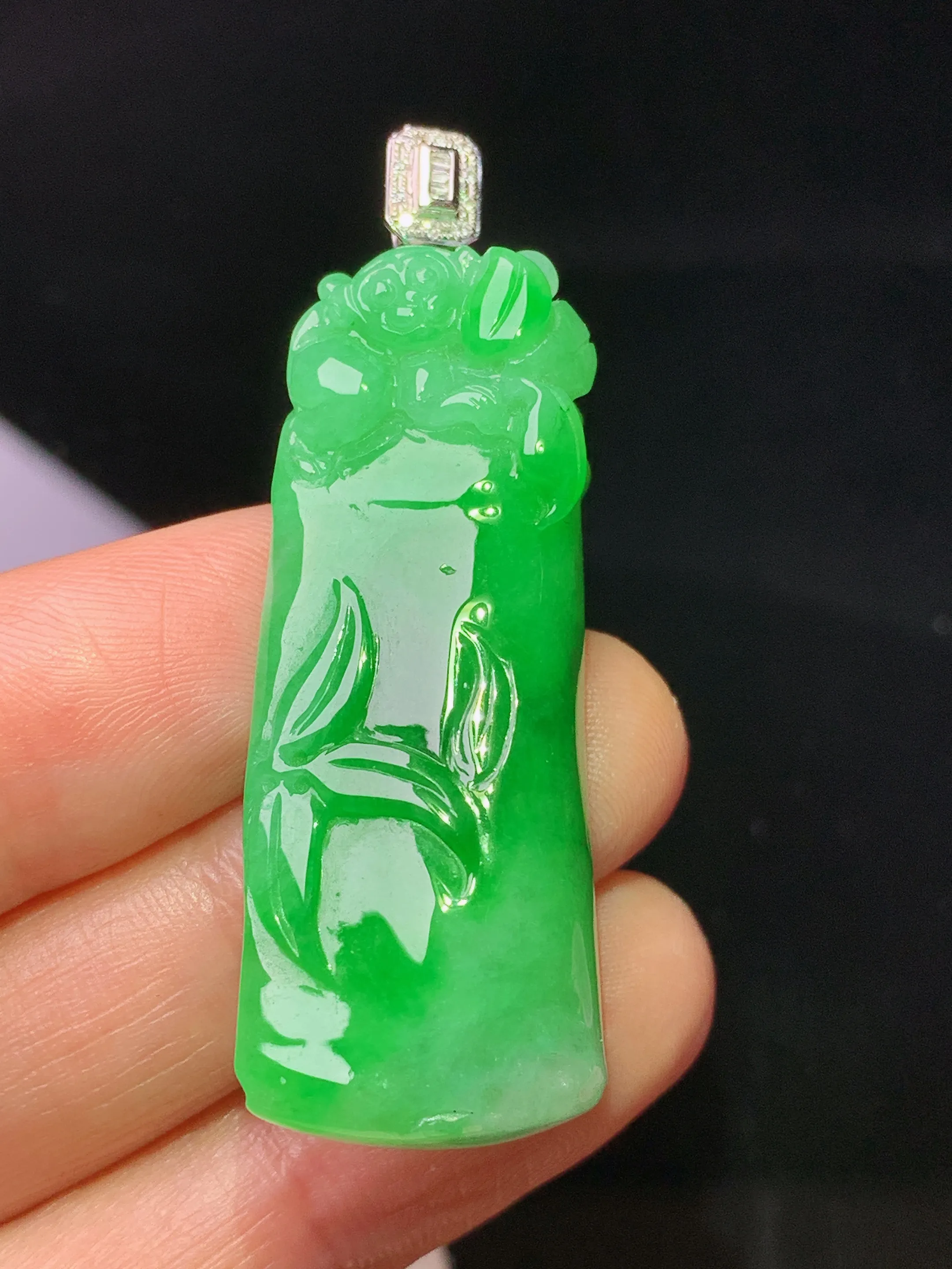 18k金钻镶嵌翠绿竹节吊坠 玉质细腻 水润亮眼 整体尺寸50*16.3*8.5